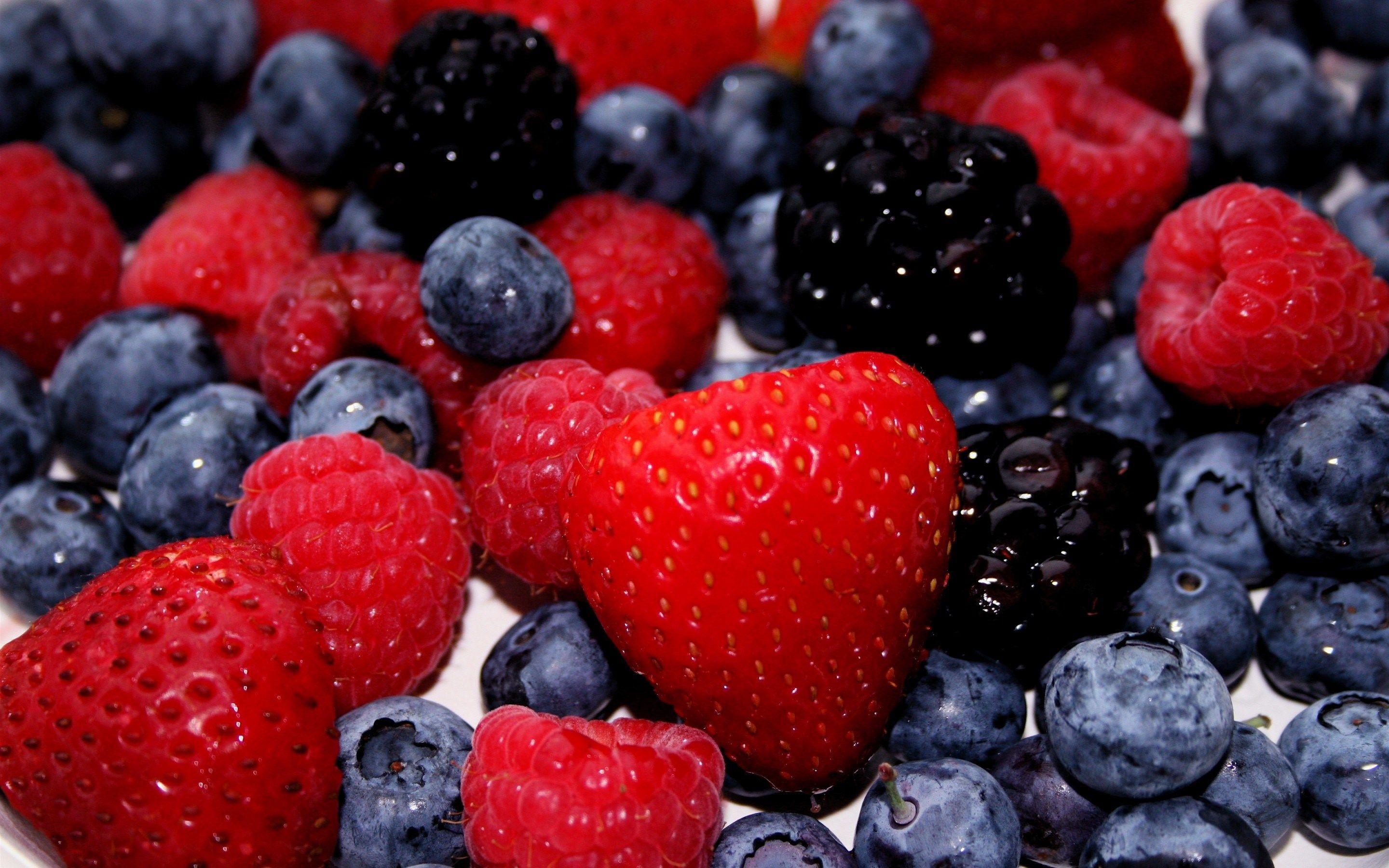 2880x1800 Strawberry Blackberry Blueberry Berry Wallpaper [2880x1800]