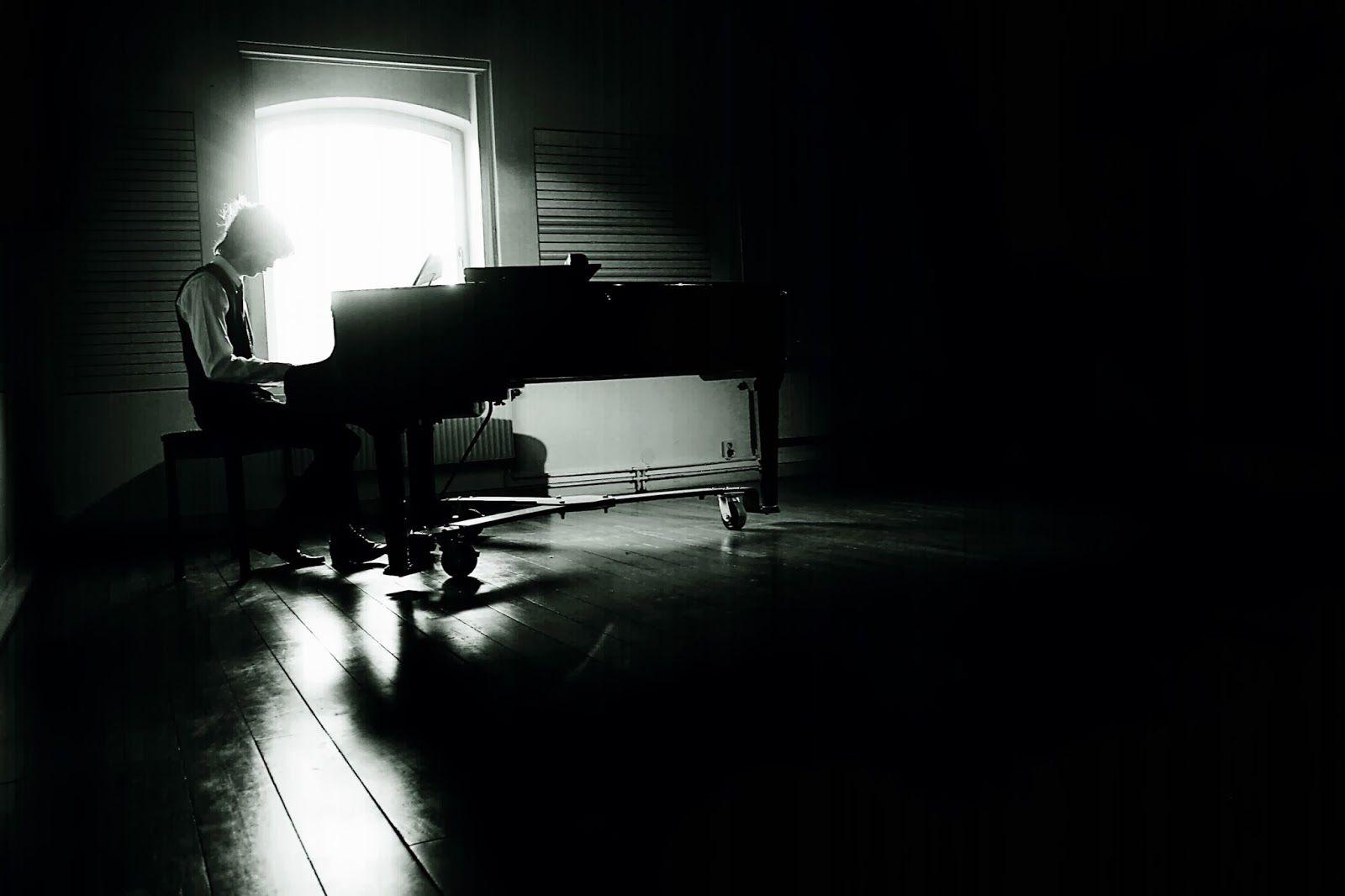 1600x1066 HD Piano Wallpaper