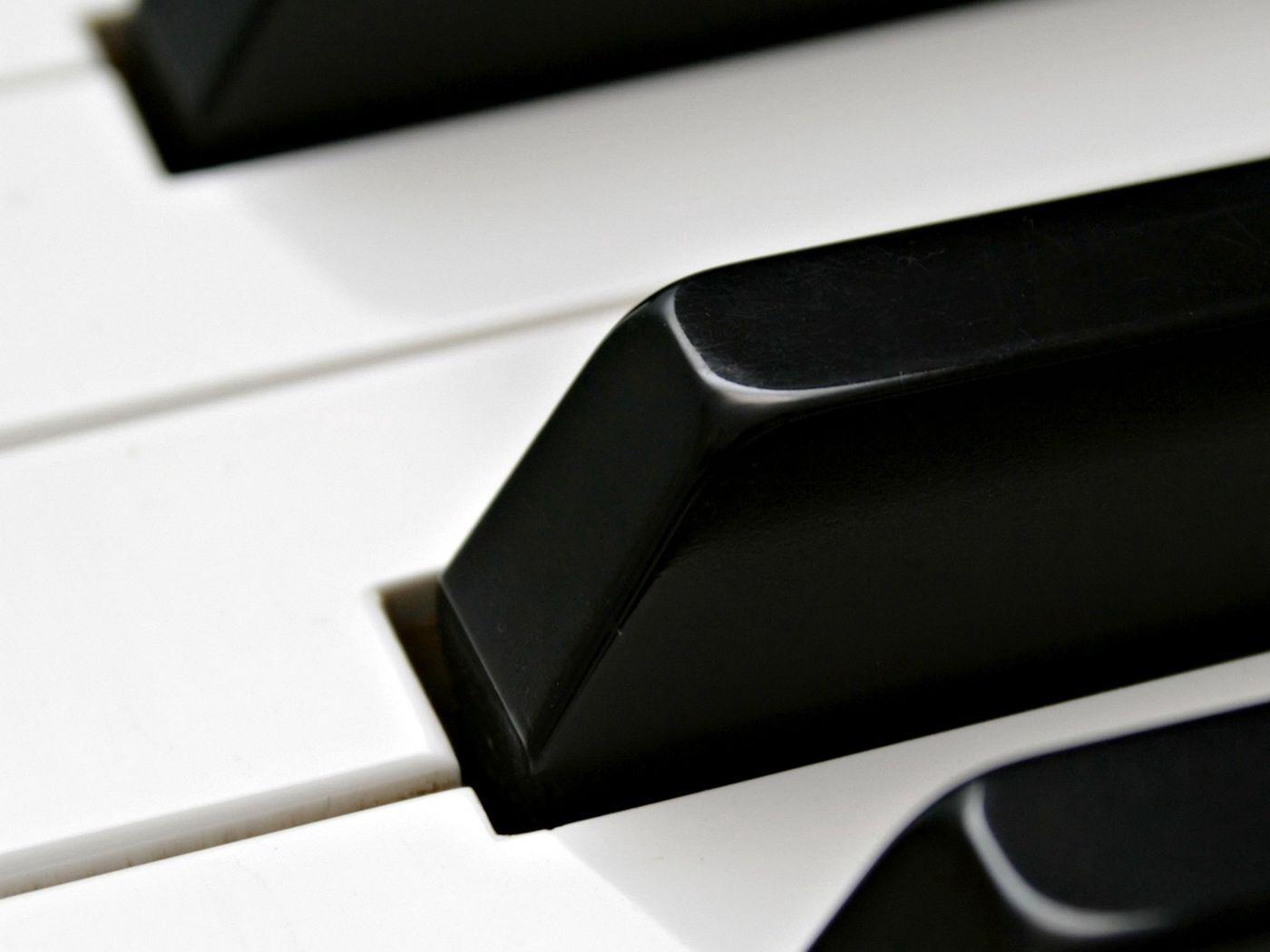 1400x1050 Download wallpaper 1400x1050 piano, pianos, keyboards, white, black standard 4:3 HD background