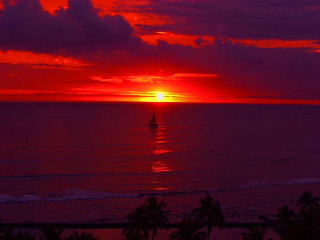 1024x768 Sunset in Hawaii. A view of the Sunset in Waikiki Beach, Ha