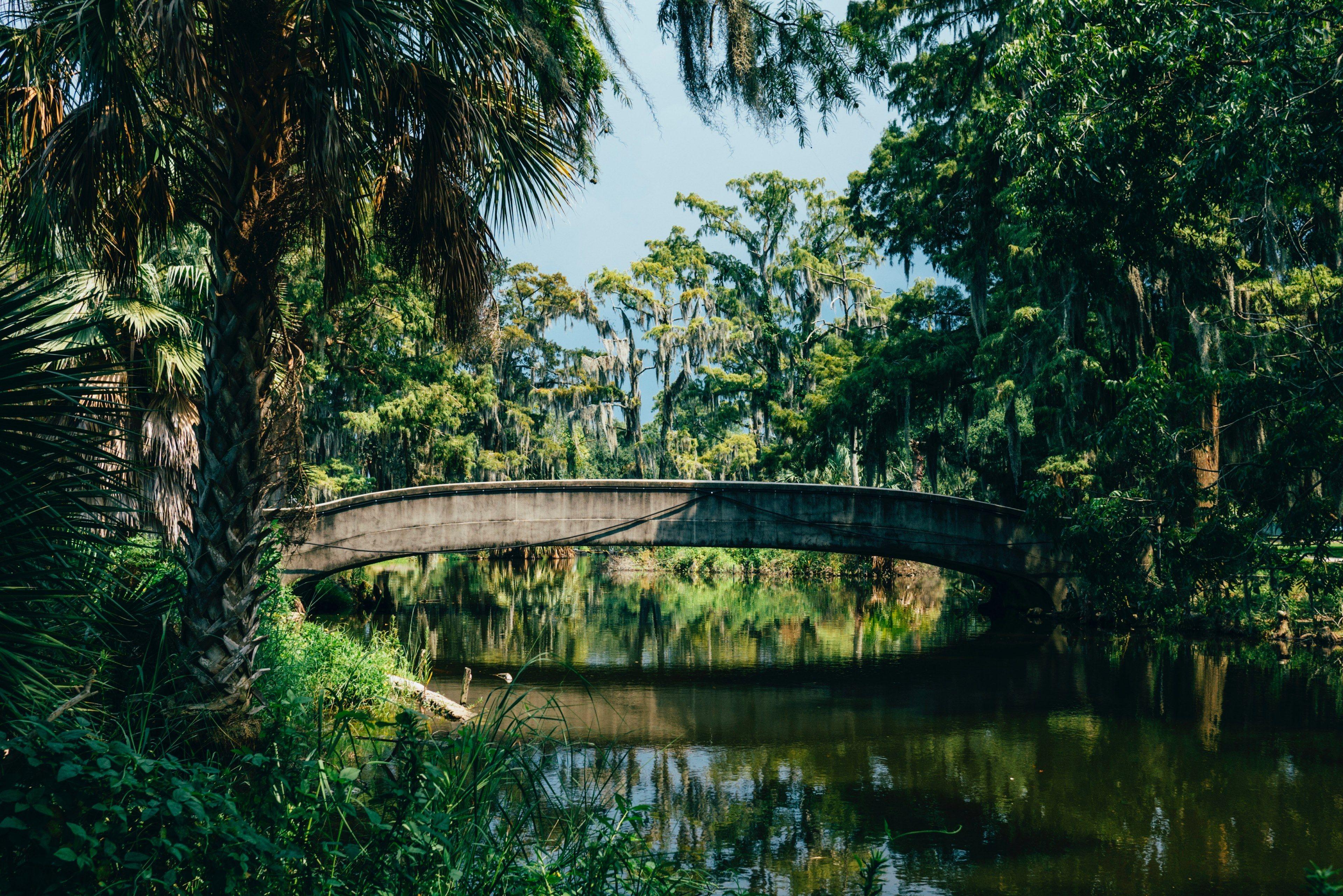 3840x2562 Wallpaper / a concrete bridge over a river in a