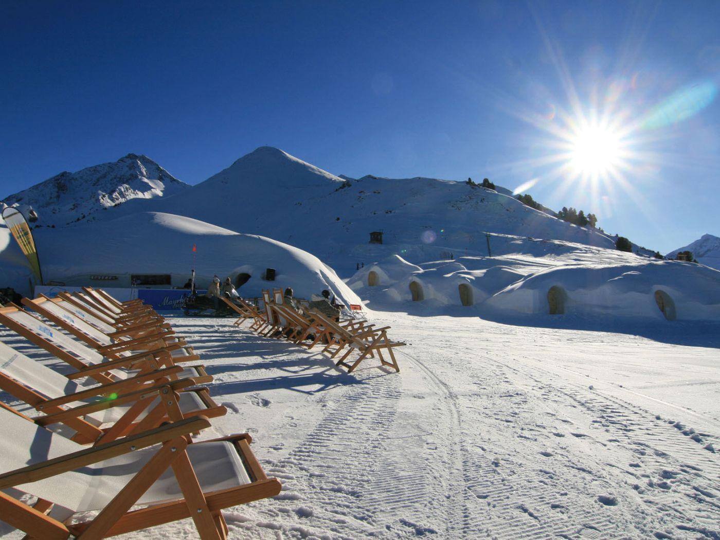 1400x1050 Winter holiday in the ski resort of Mayrhofen, Austria Desktop