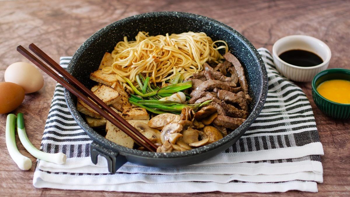 1200x675 Easy Homemade Sukiyaki (Japanese Kansai Style Beef Hot Pot)