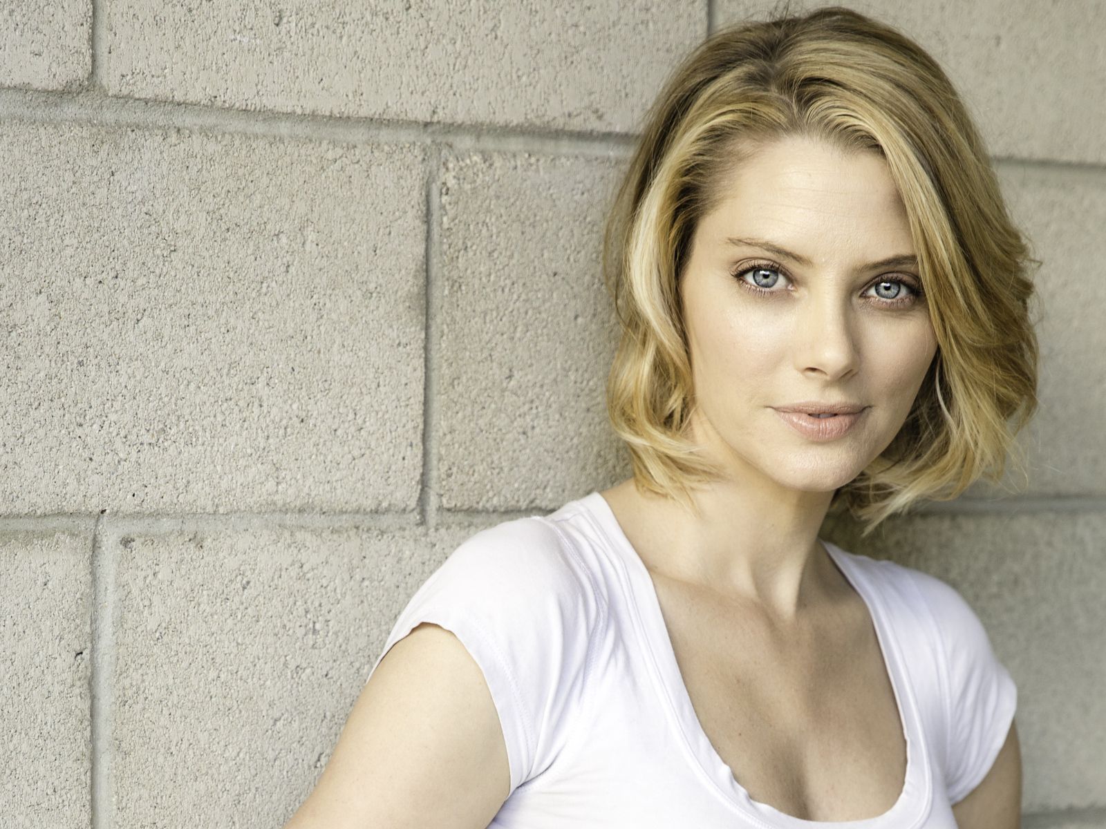1600x1200 Beautiful Blue Eyed Blonde, Actress April Bowlby Desktop Wallpaper 1600x1200