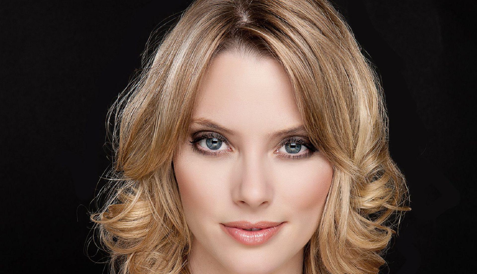 1920x1104 April Bowlby Wallpaper