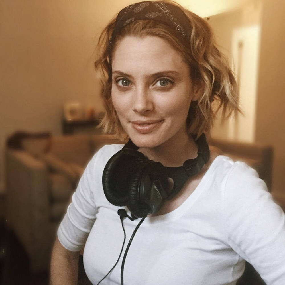 1000x1000 April Bowlby Wearing Headphones Wallpaper