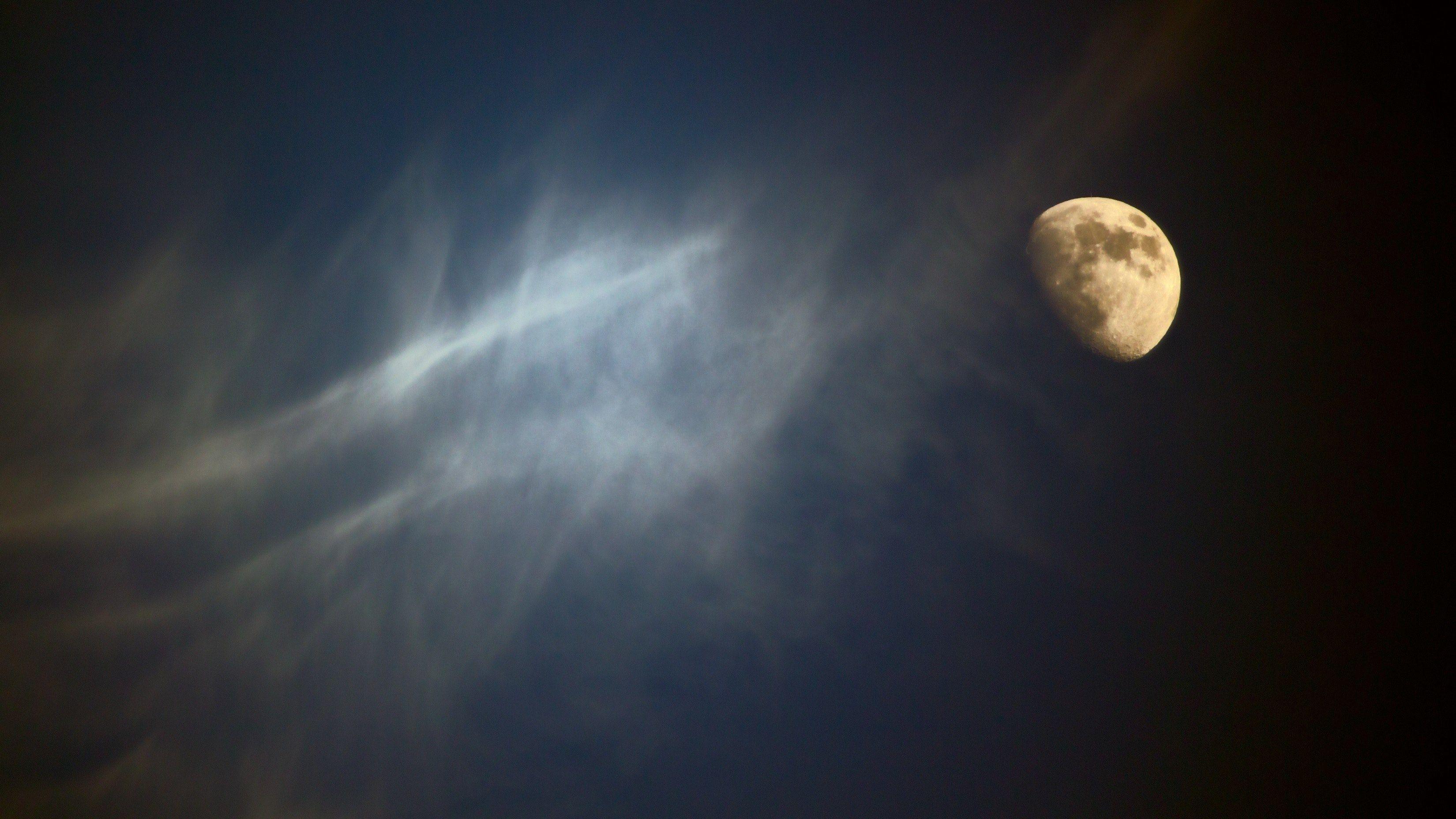3300x1856 Wallpaper / a waning moon on a cloudy night sky, under