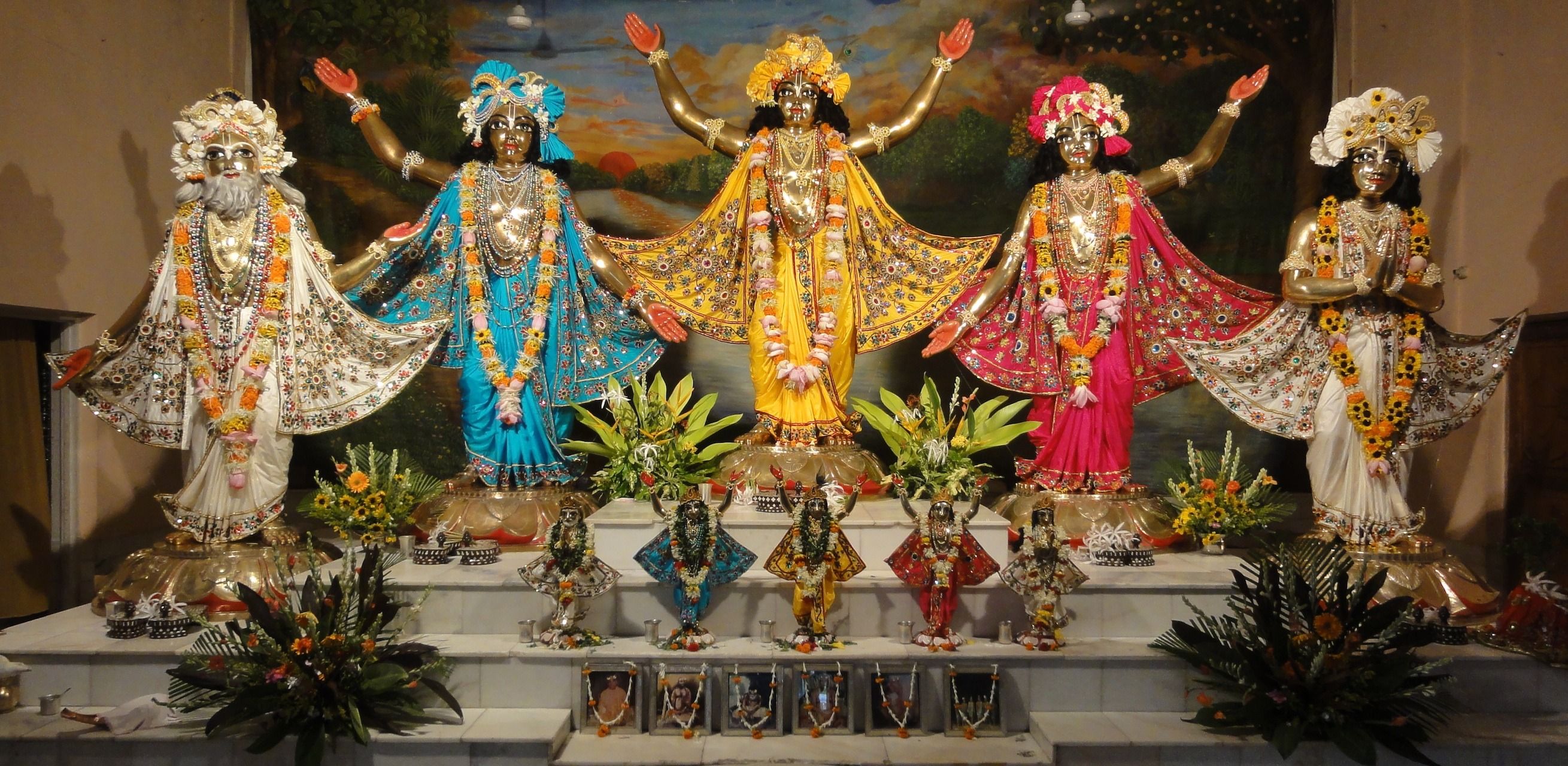 2619x1280 Sri Mayapur Candrodoya Mandir Desire Tree