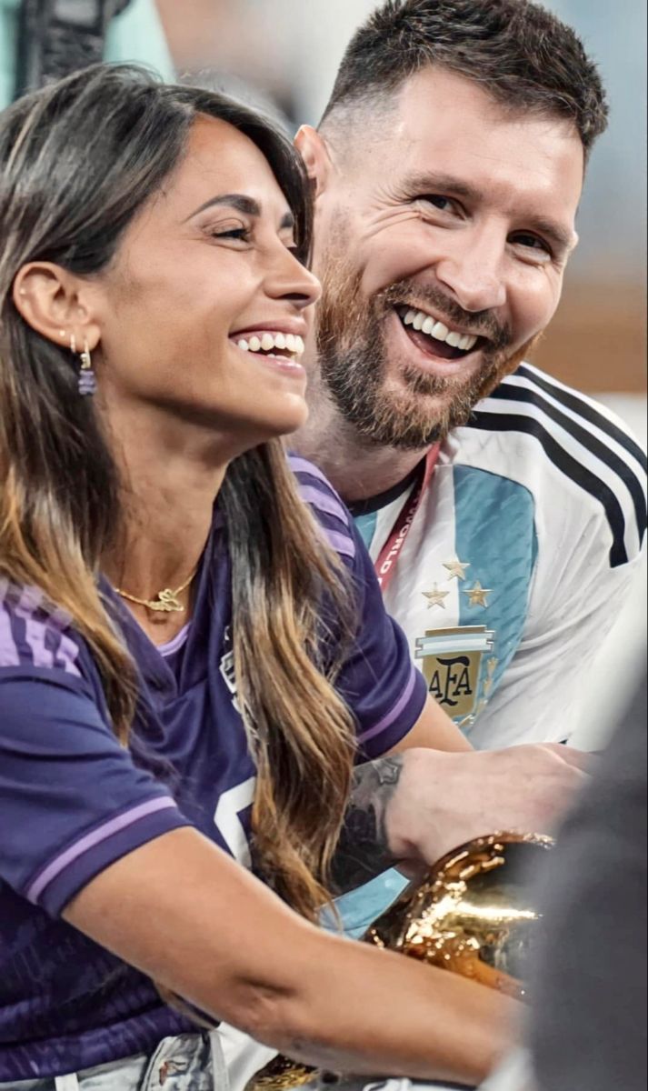713x1200 Messi and antonella wallpaper. Messi and his wife wallpaper, Antonella y messi, Messi e antonella