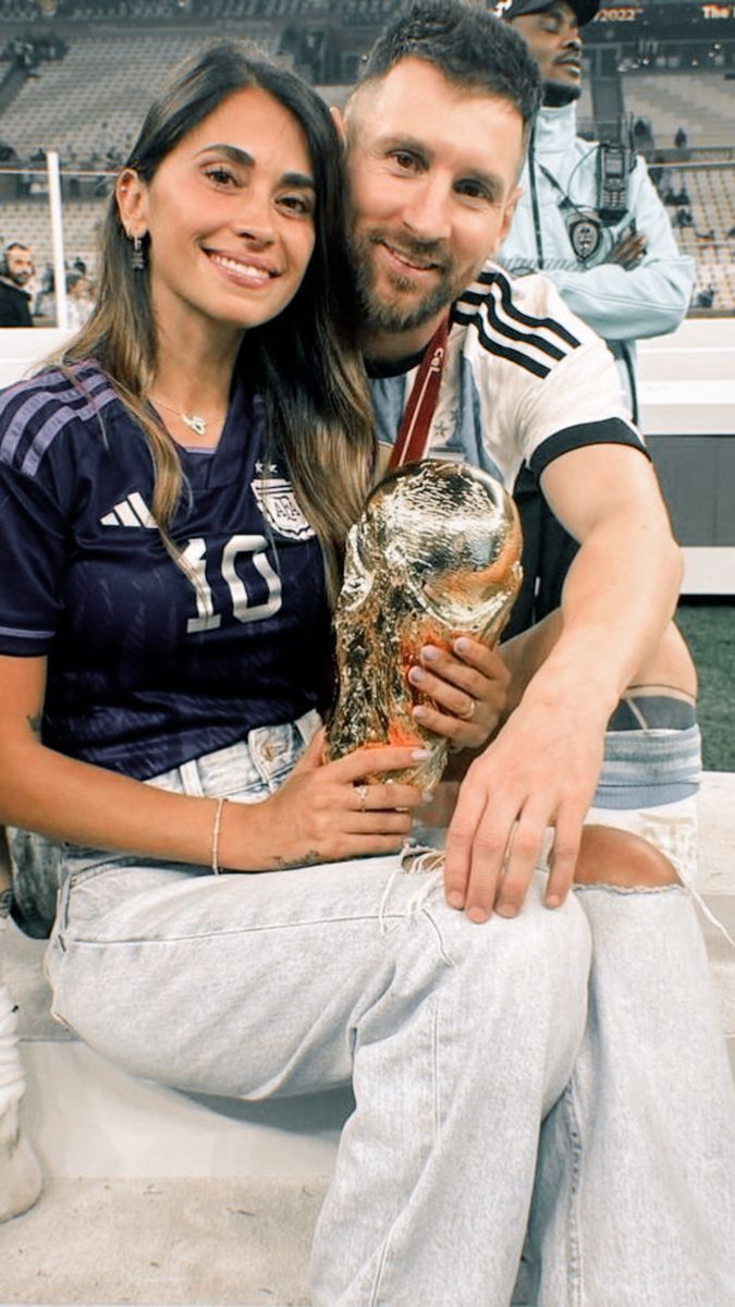 675x1200 Messi and antonella wallpaper. Messi and antonella aesthetic, Messi y antonella, Leo messi