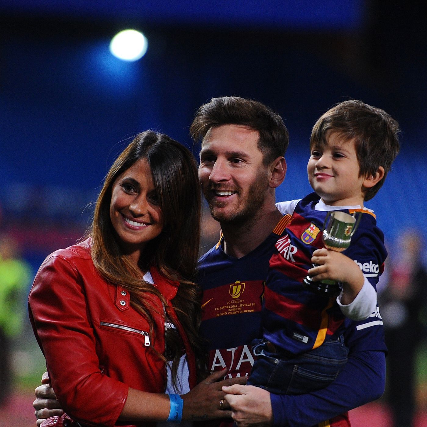 1400x1400 Messi And Antonella Wallpaper