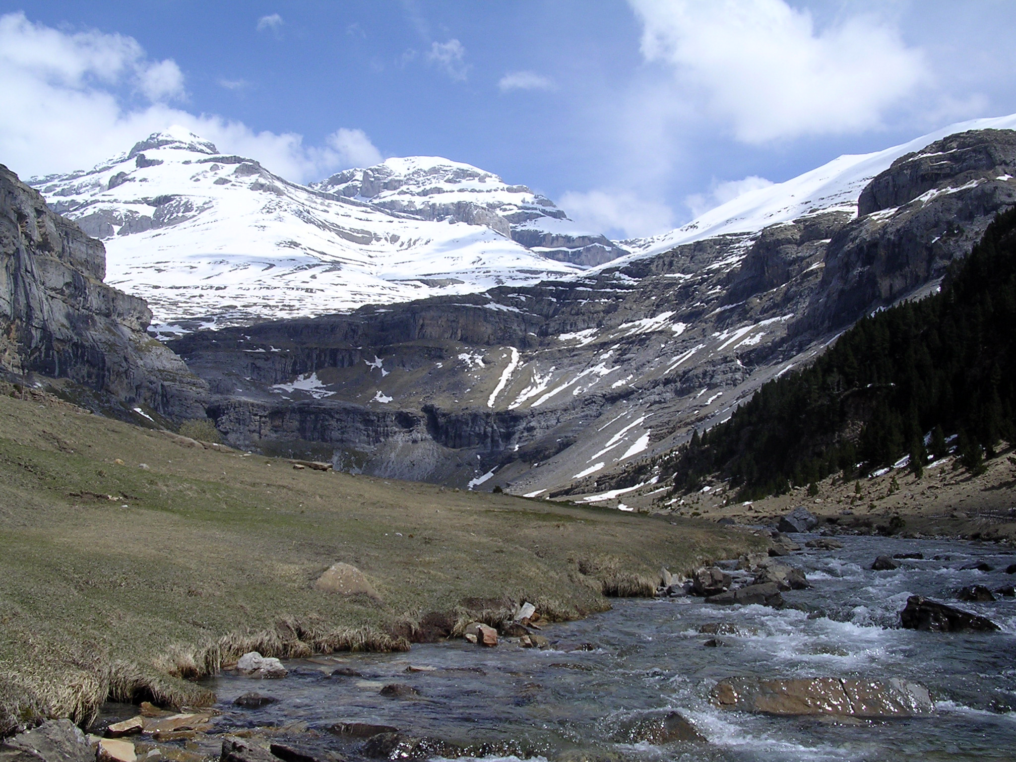 2048x1536 Río Arazas y Monte