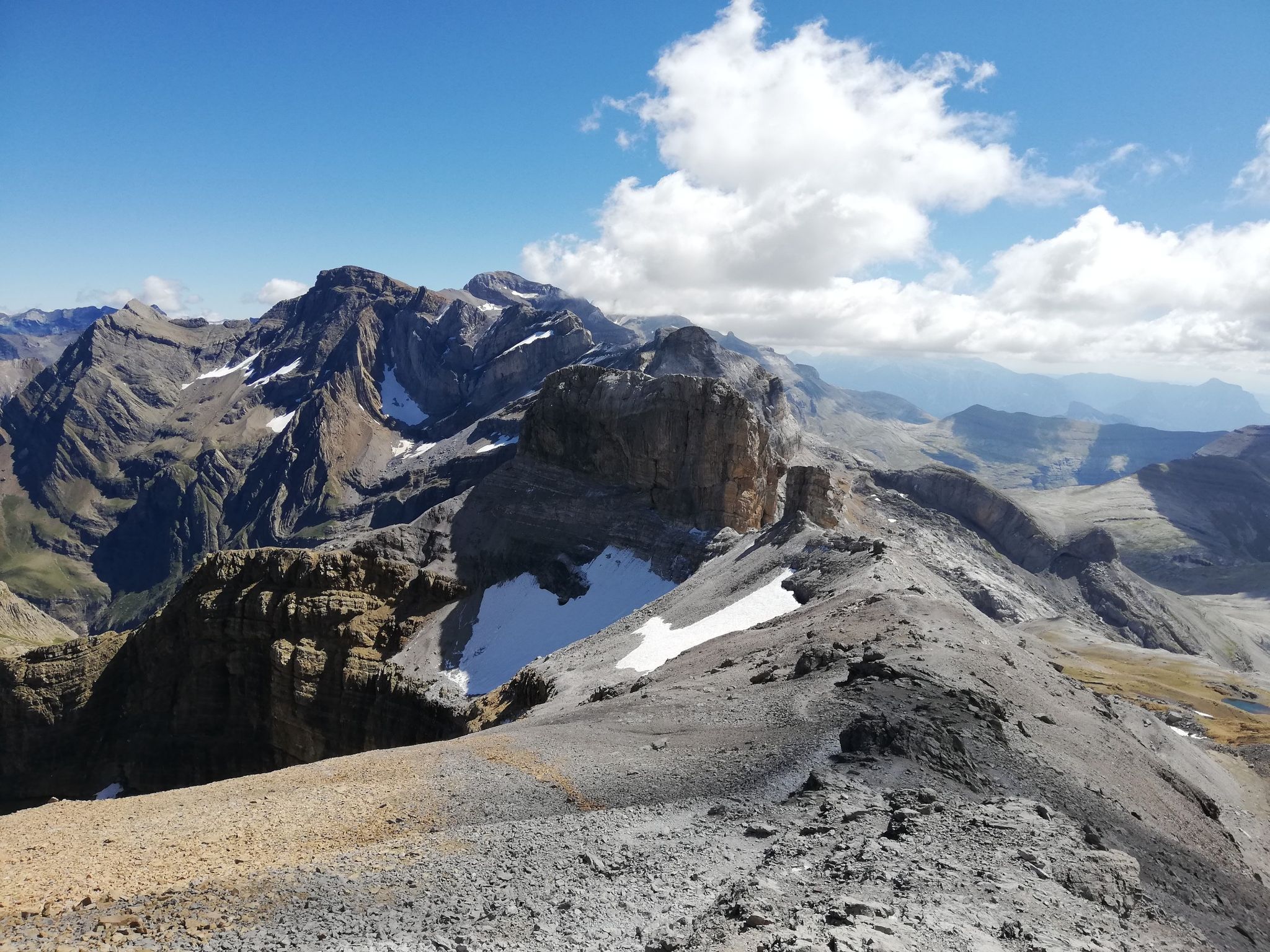 2048x1536 The 10 Most Amazing Peaks around Parque Nacional Ordesa y Monte Perdido