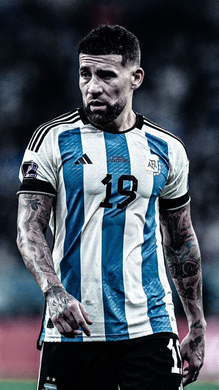 736x1308 Nicolás Otamendi