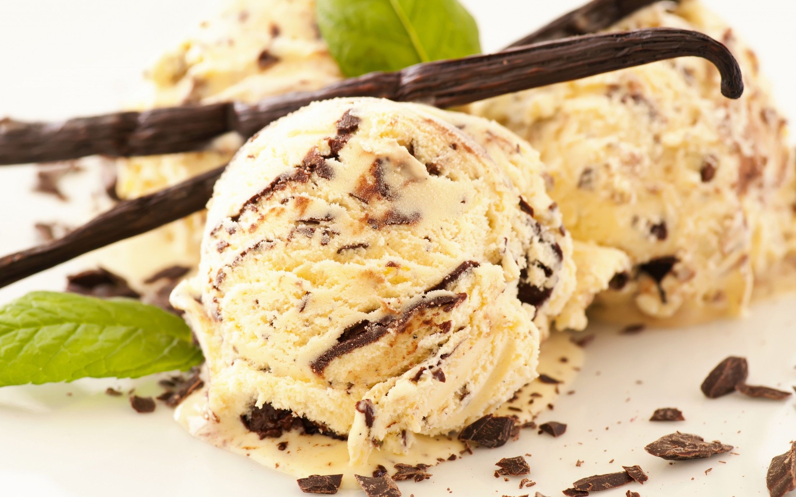2560x1600 Wallpaper Ice Cream on White Ceramic Plate, Background Free Image