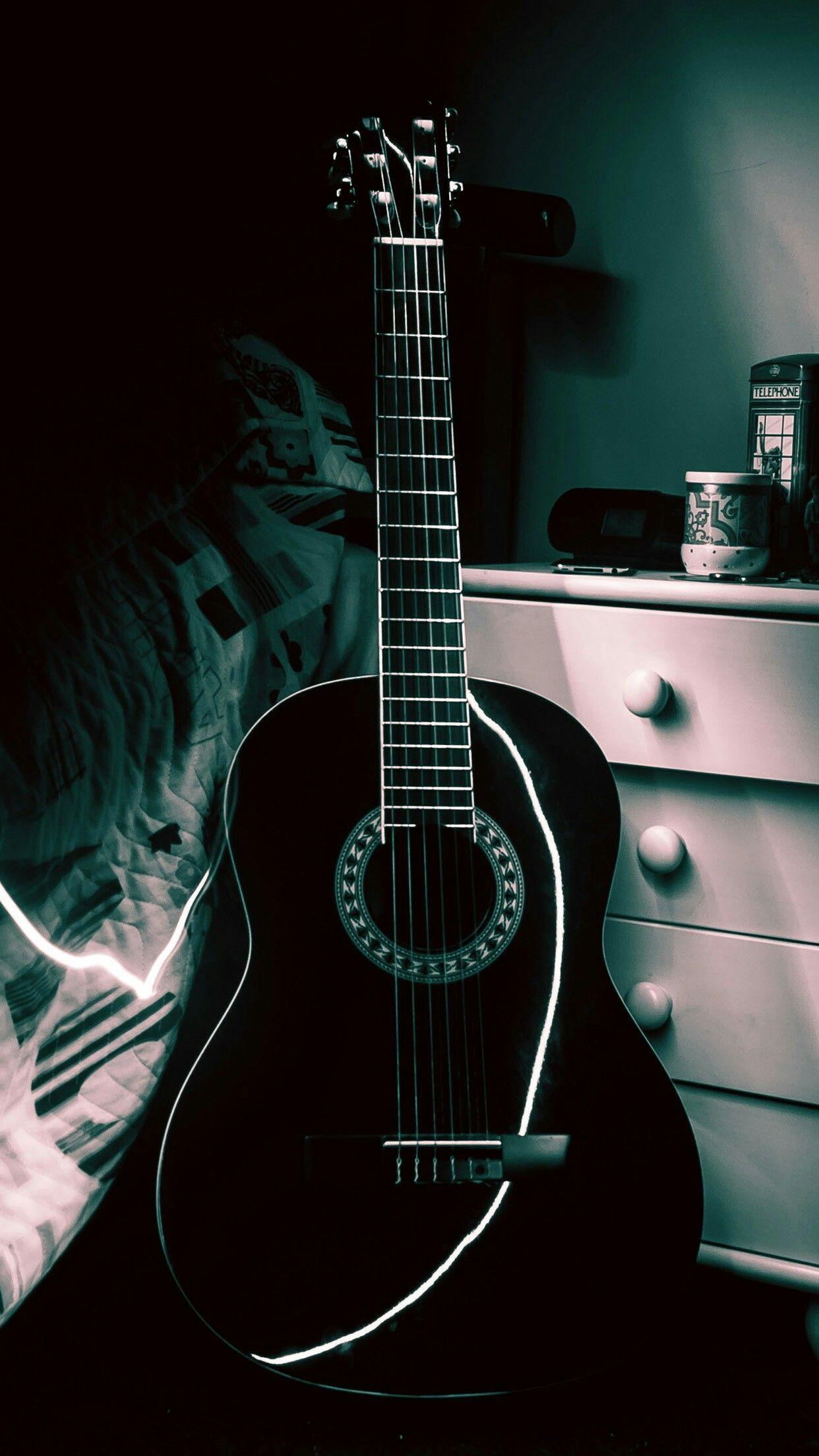 Музыка на телефон гитара. Гитара. Гитара обои. Гитара заставка. Гитара на черном фоне.