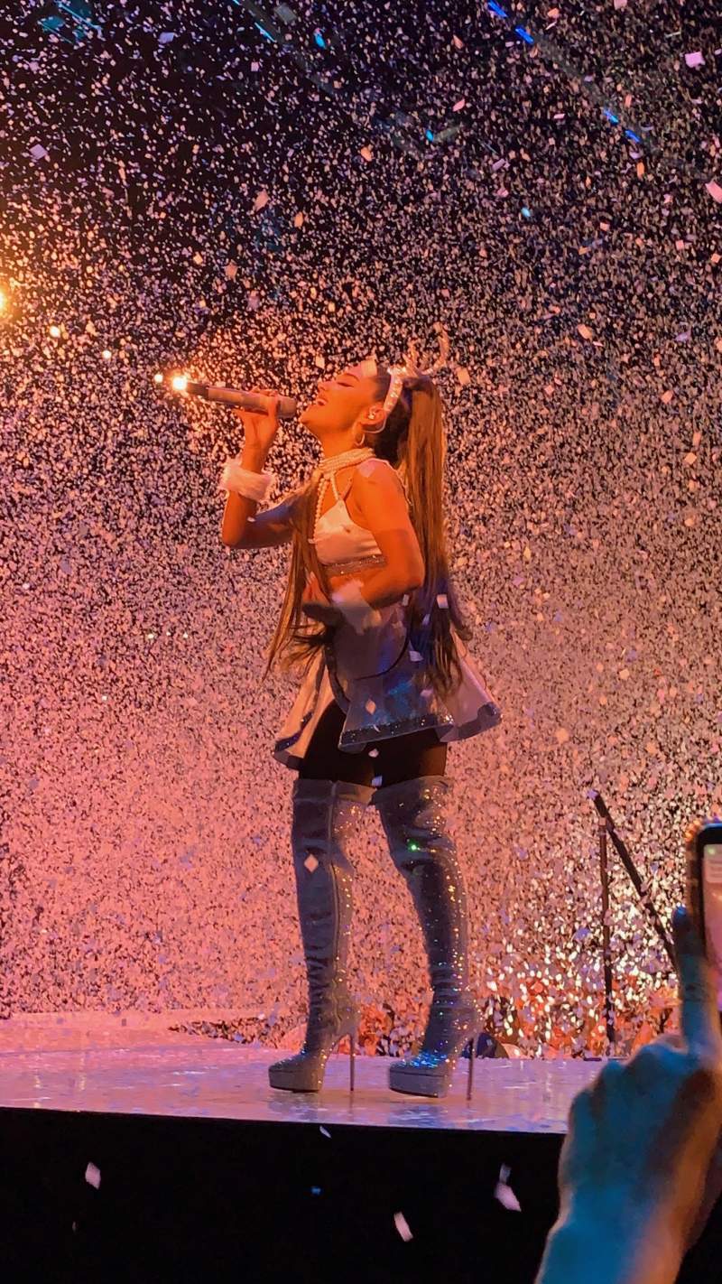 800x1422 Ariana Grande Concert & Tour Photo