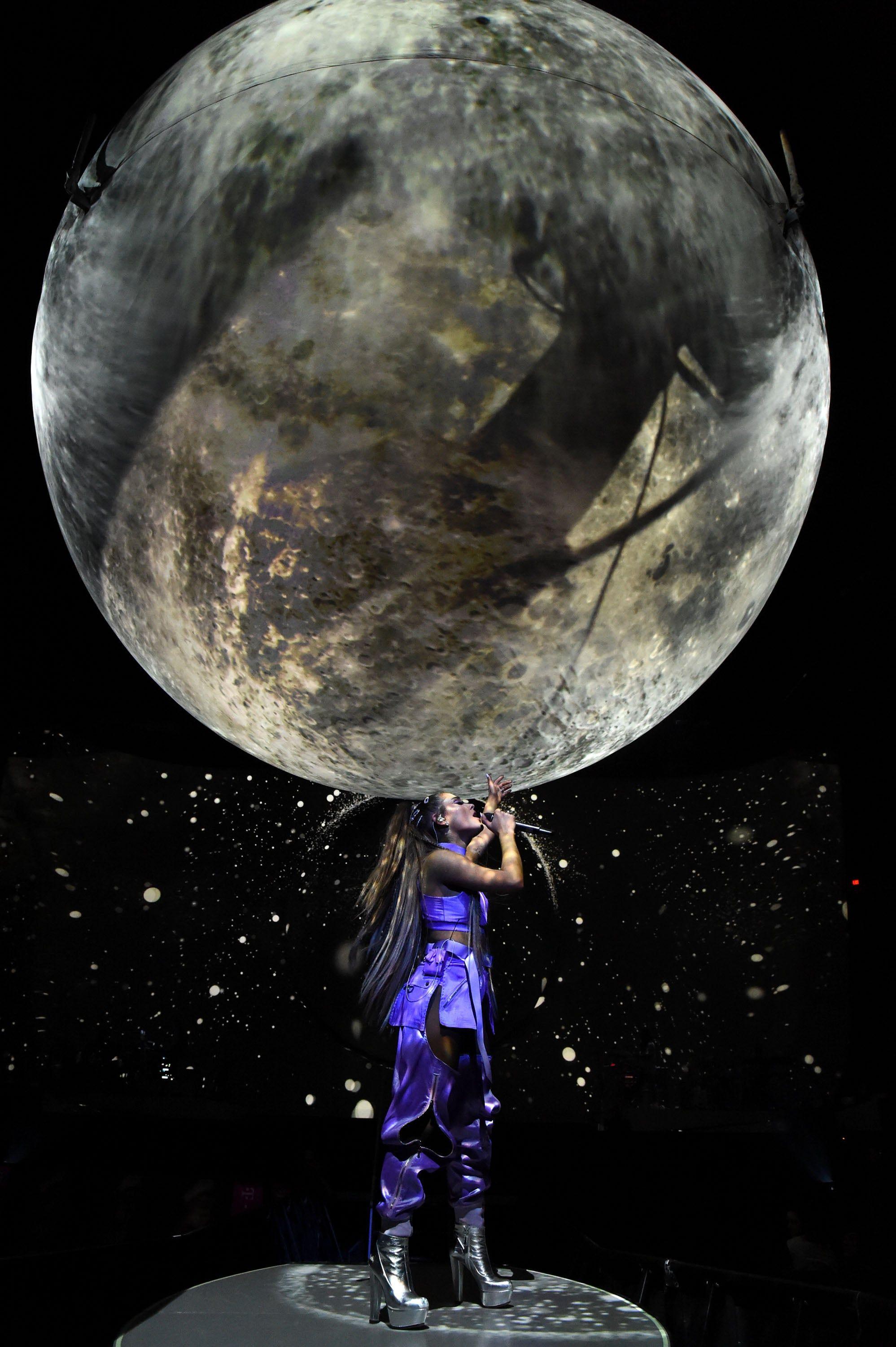 1997x3000 Ariana Grande Sweetener World Tour Picture