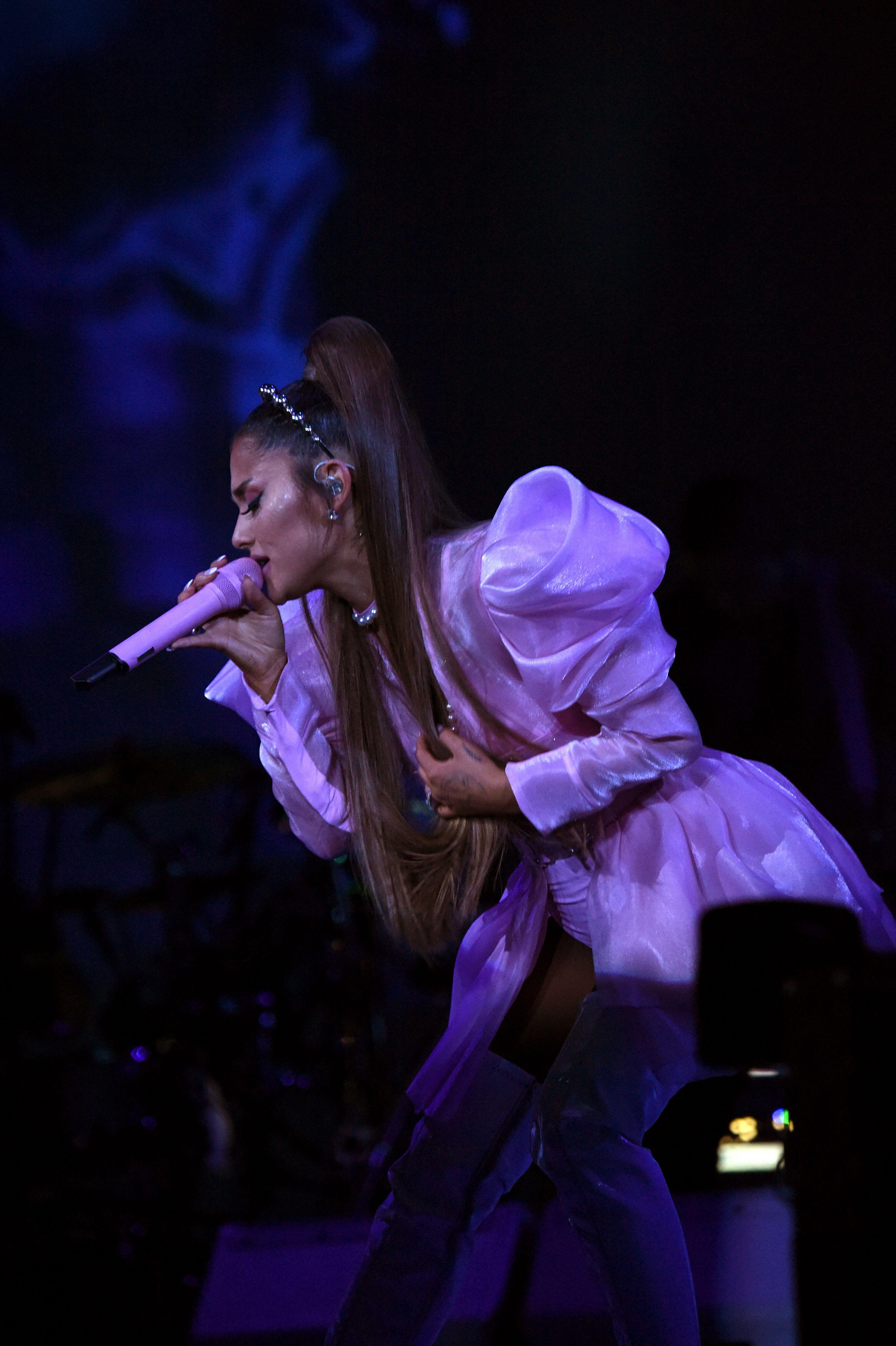 3280x4928 Ariana Grande 'Devastated' as Illness Forces Her off the Stage