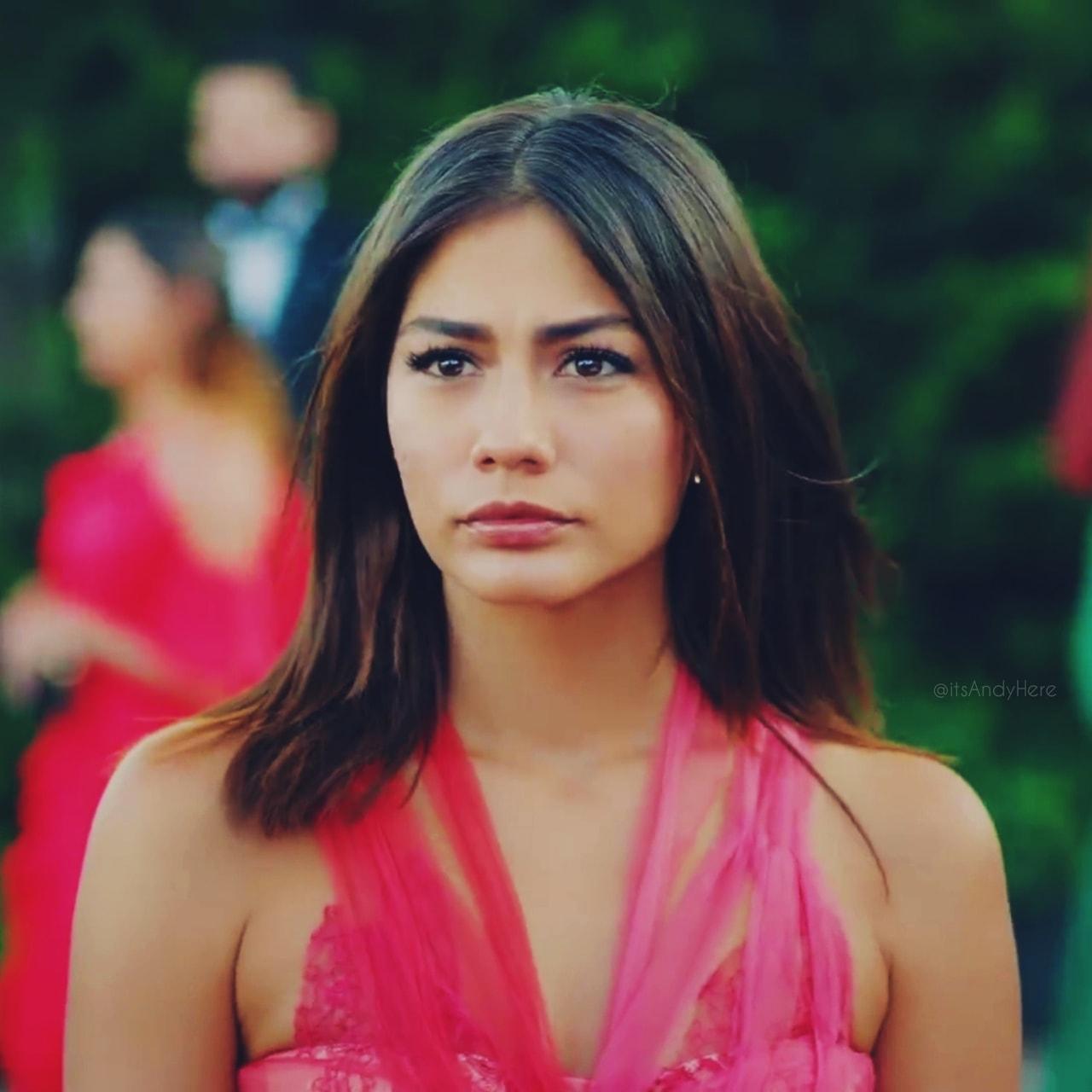 1280x1280 Demet Özdemir Wallpaper