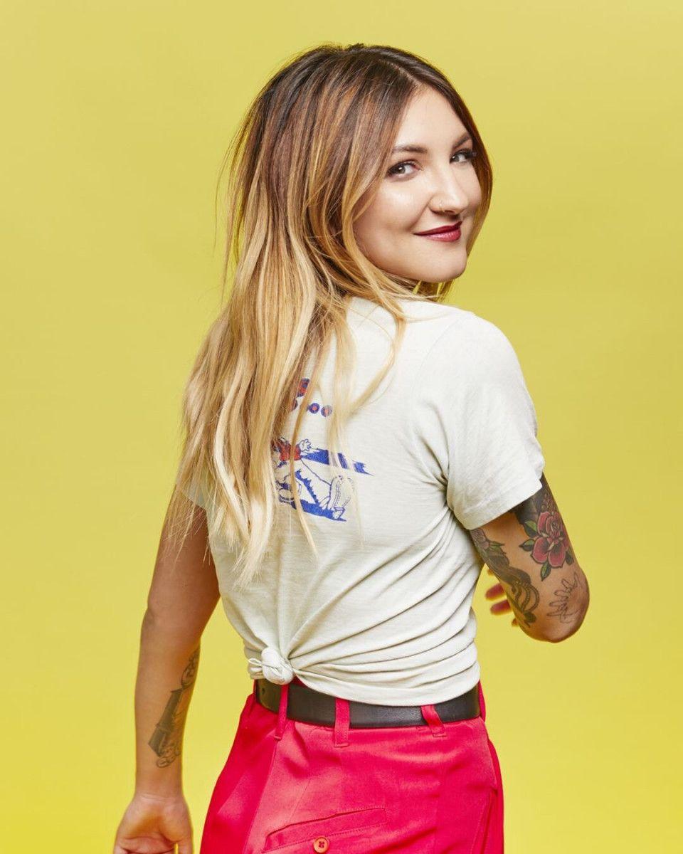 960x1200 Julia Michaels wallpaper
