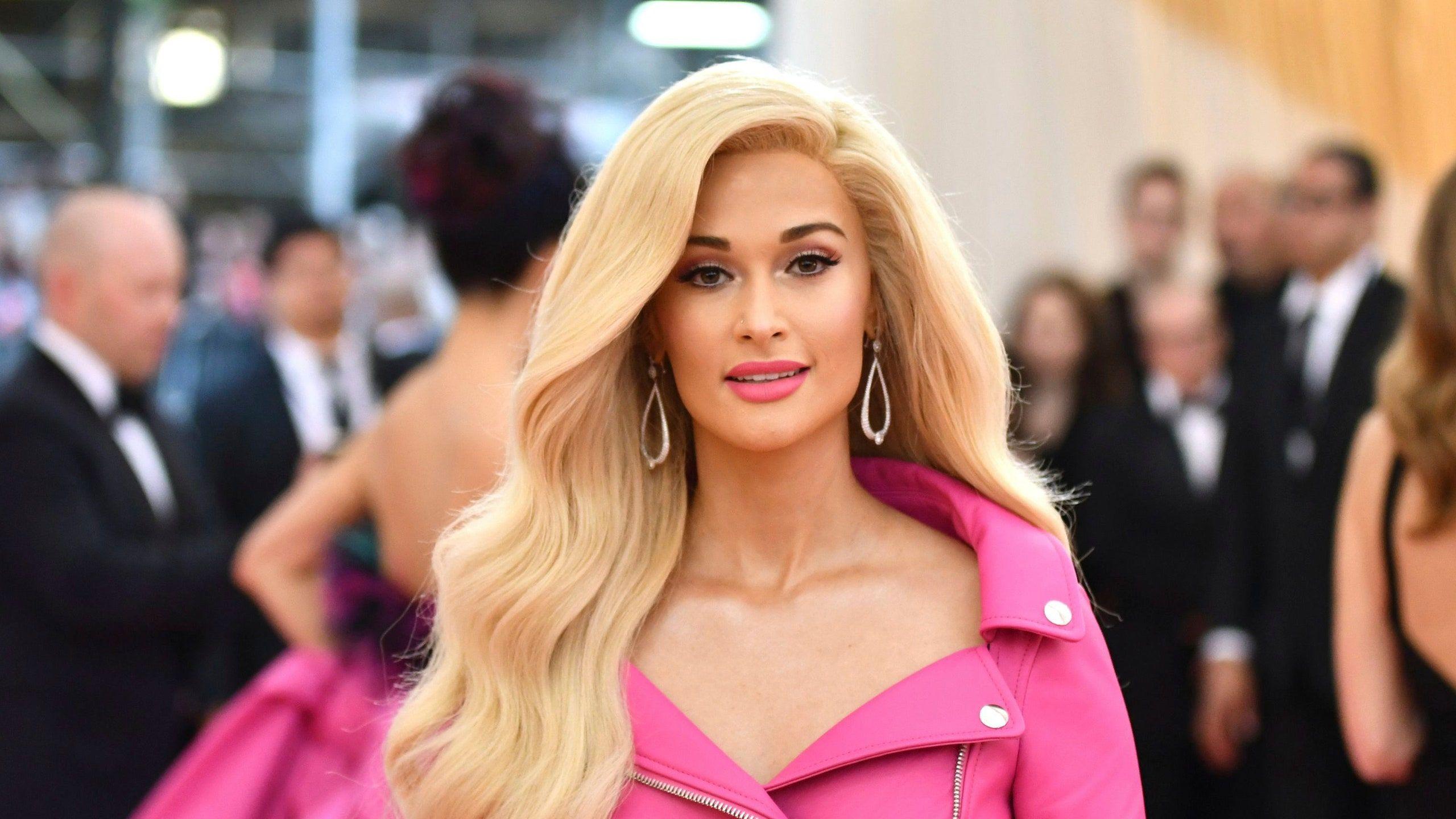 2560x1440 Kacey Musgraves Literally Dressed Like a Barbie Doll for the Met