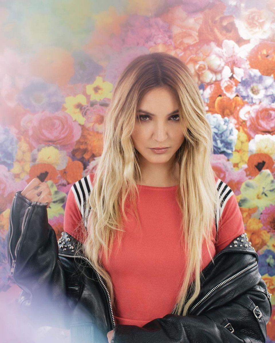 960x1200 Julia Michaels Wallpaper