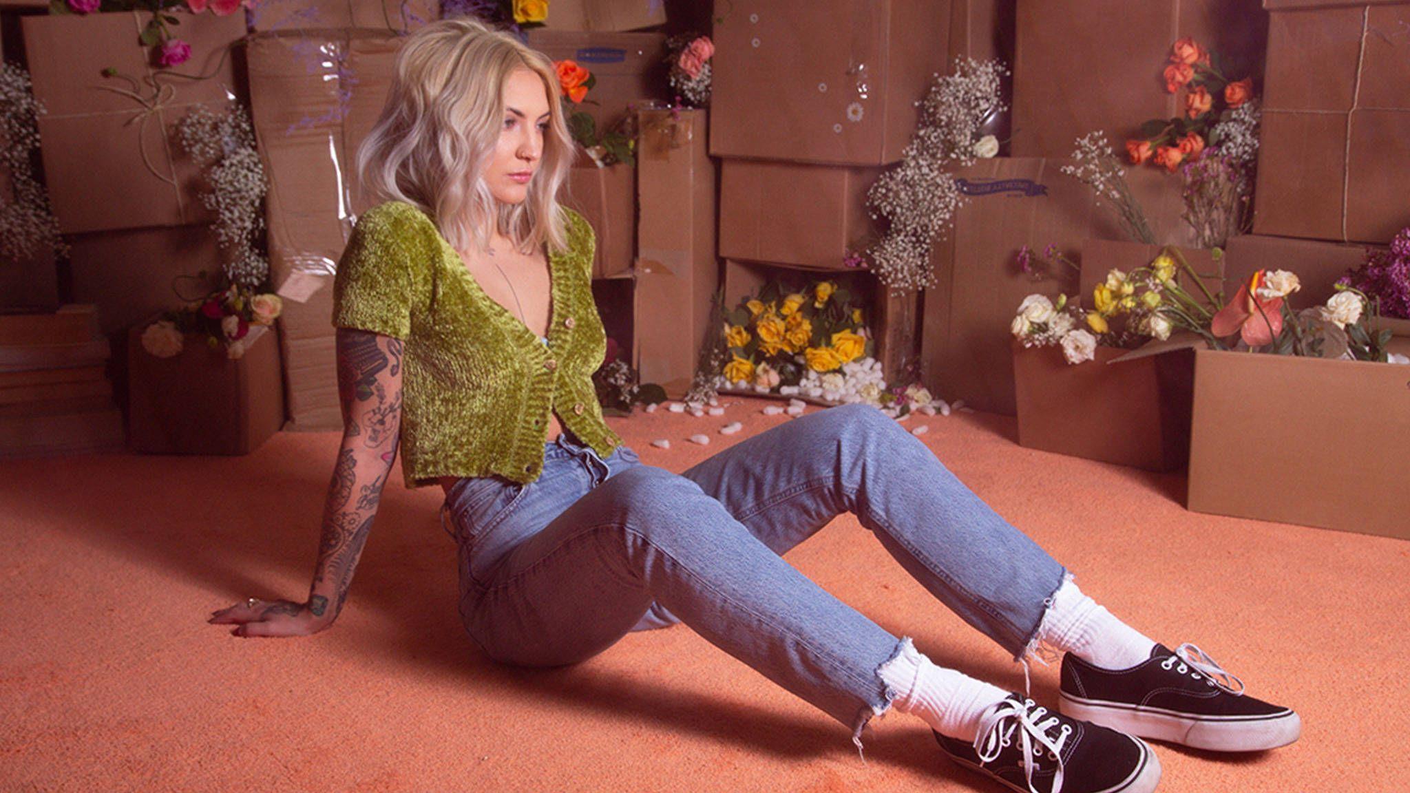 2048x1152 Julia Michaels in Toronto