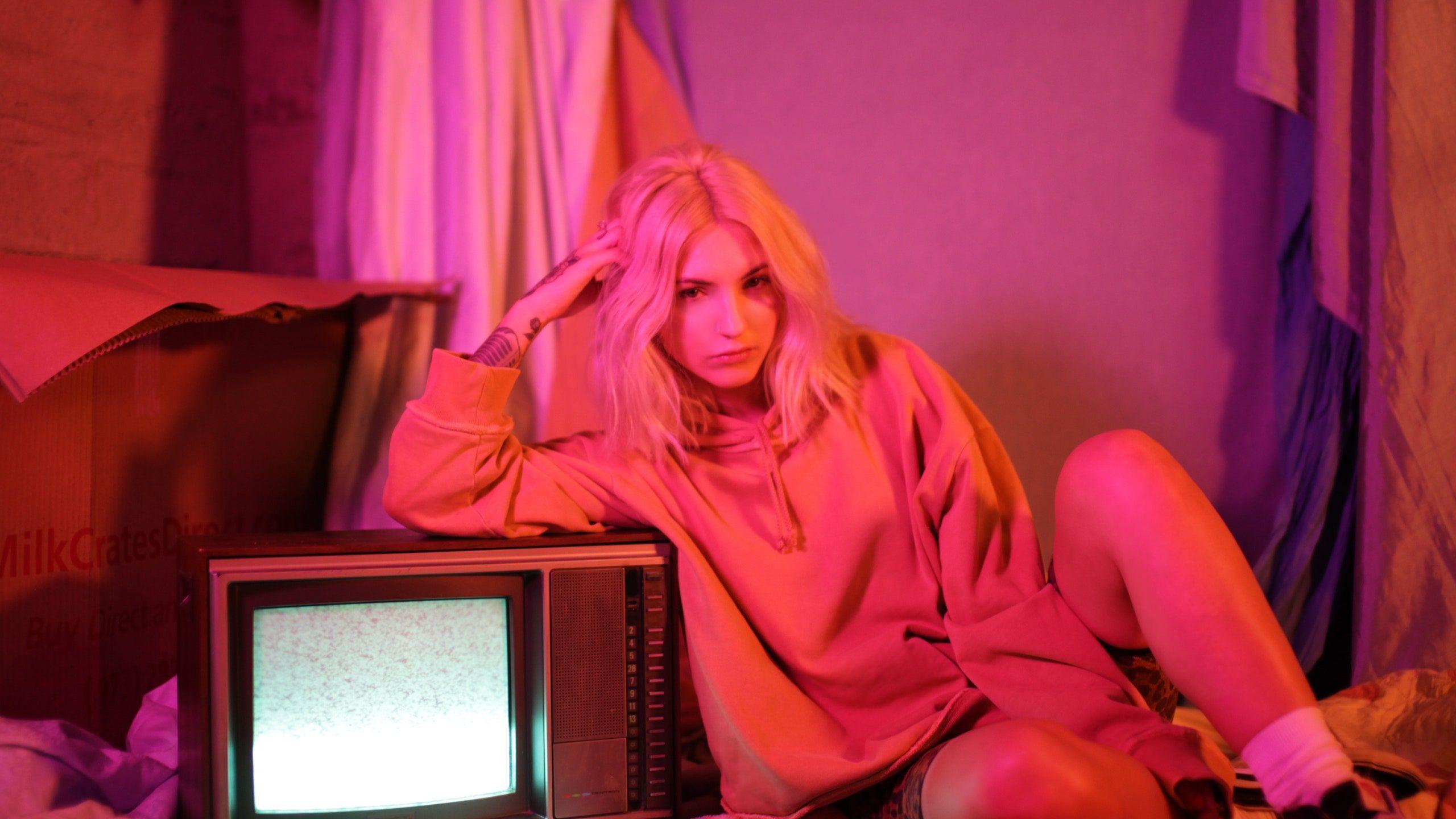 2560x1440 Julia Michaels: Learning to Love My Body Is a Constant Journey