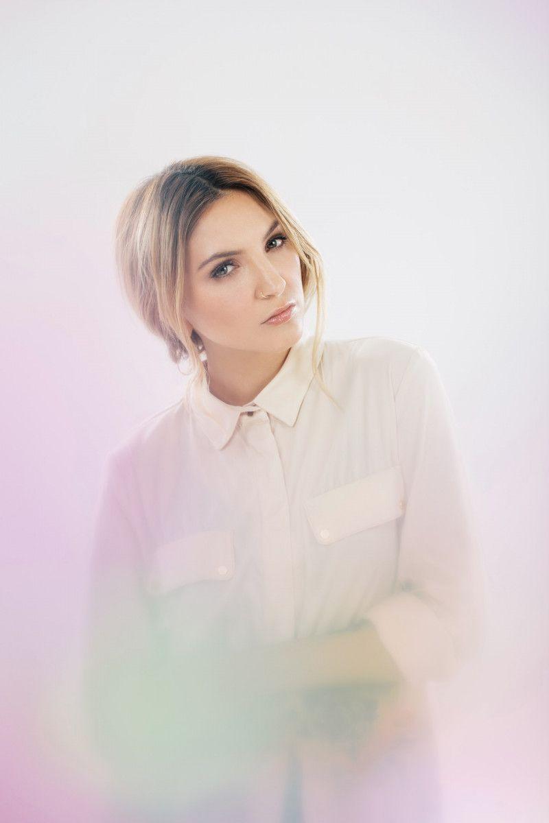 800x1200 Julia Michaels wallpaper