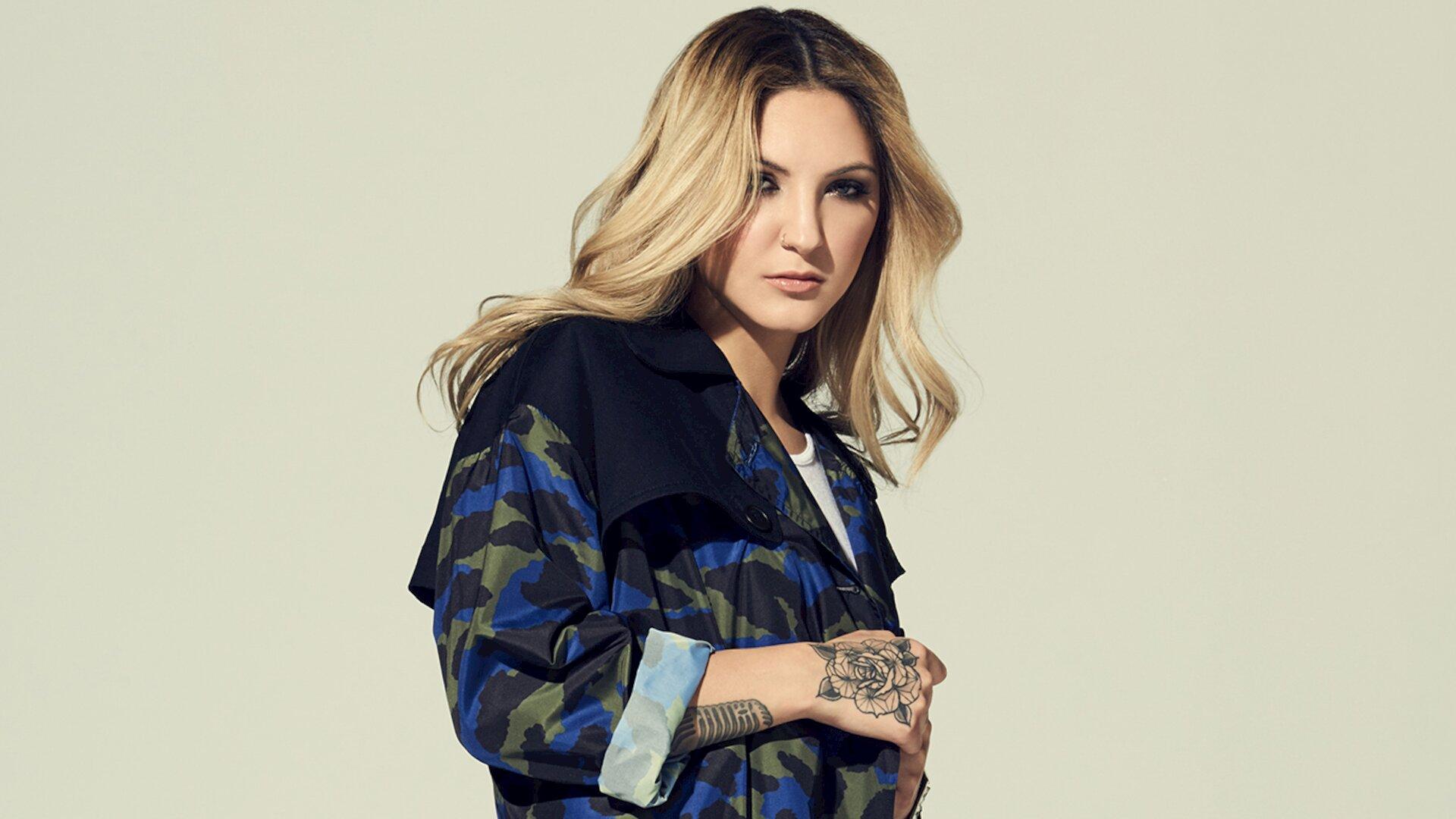 Julia Michaels Issues