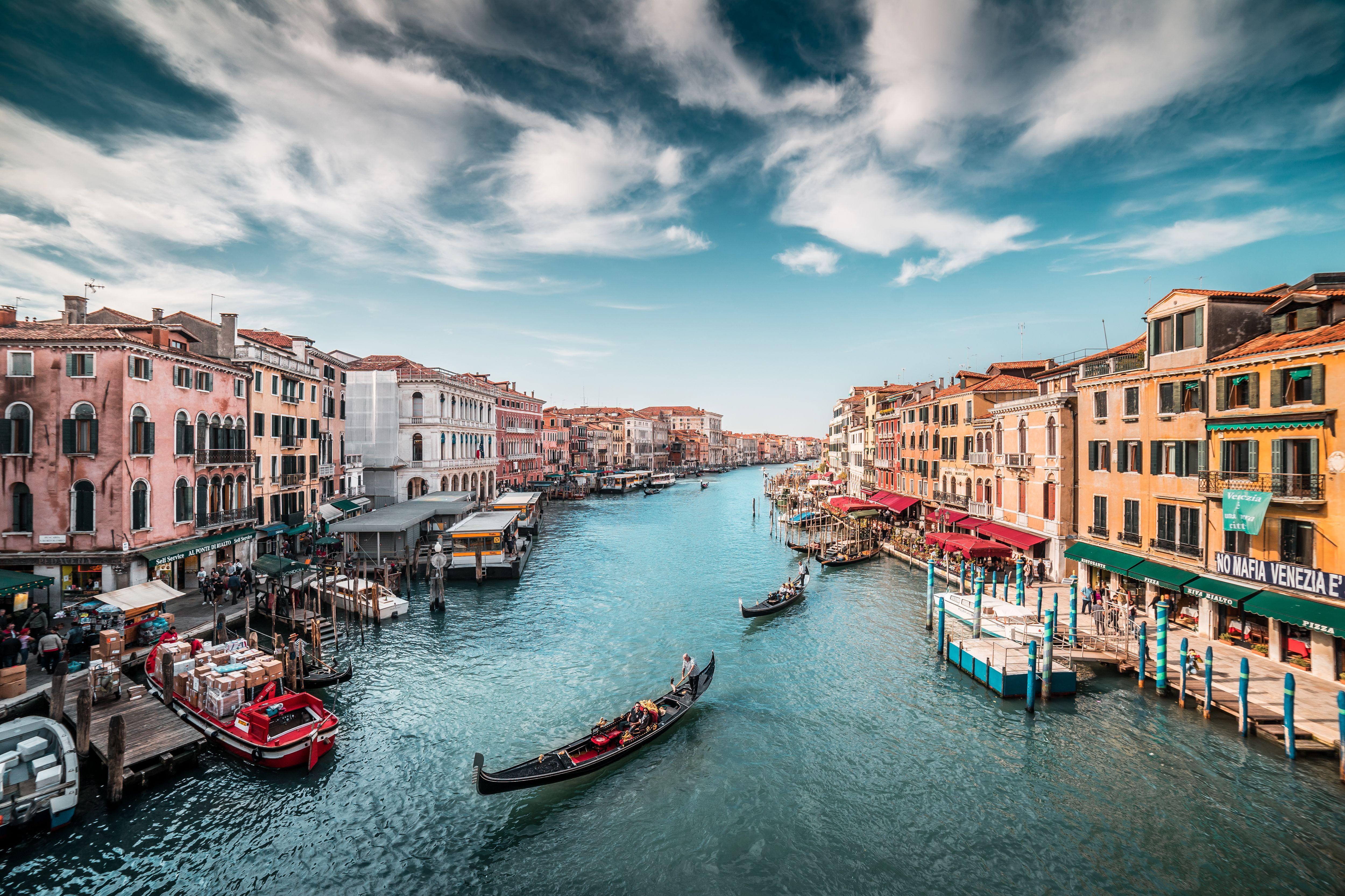 5000x3333 Boats in Venice Italy Wallpaper