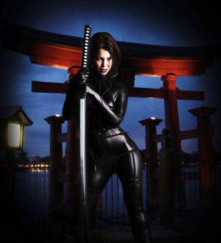 852x937 Female Samurai Wallpaper