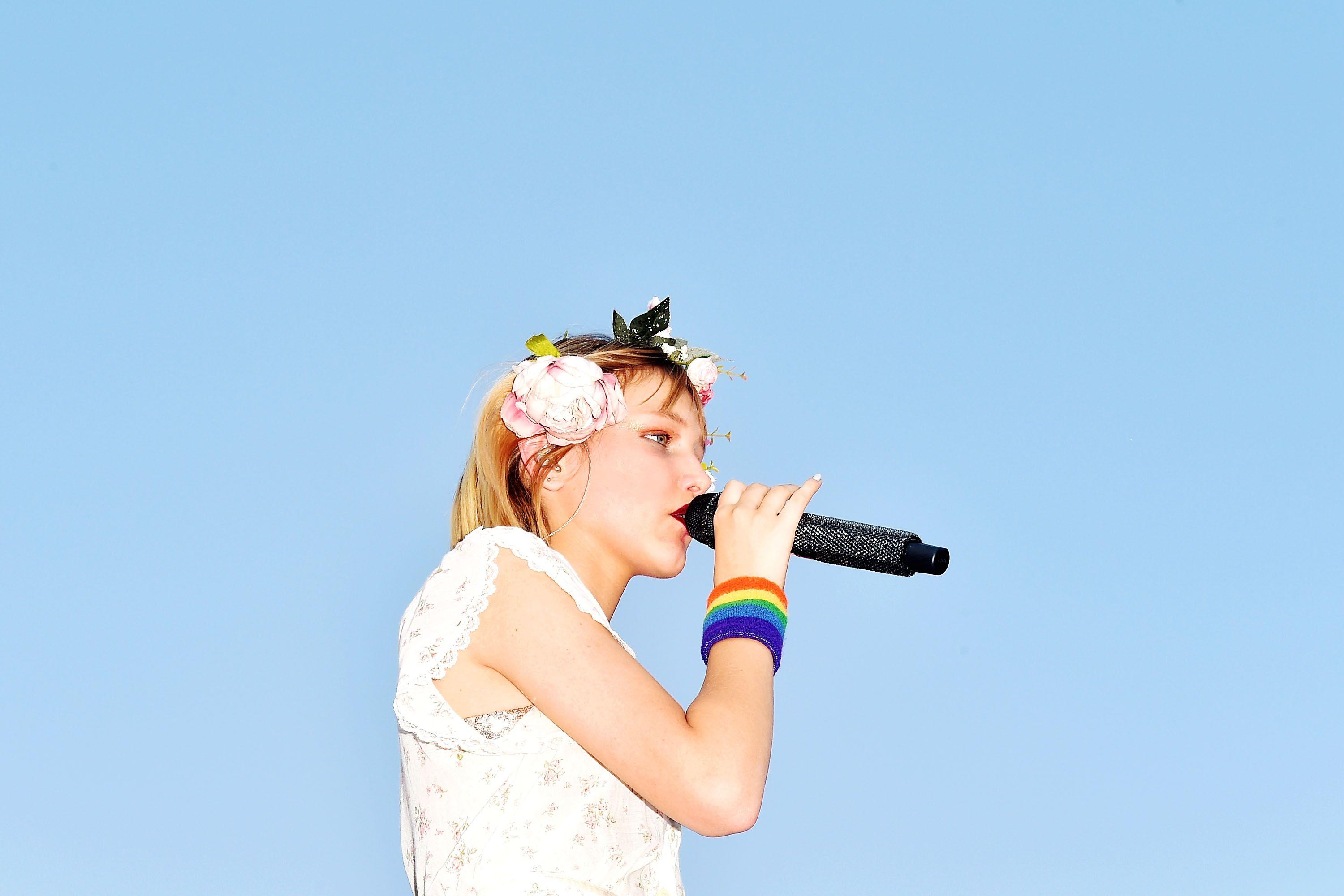 3000x2000 Grace VanderWaal's New Song Stray Powerfully Captures The Pain