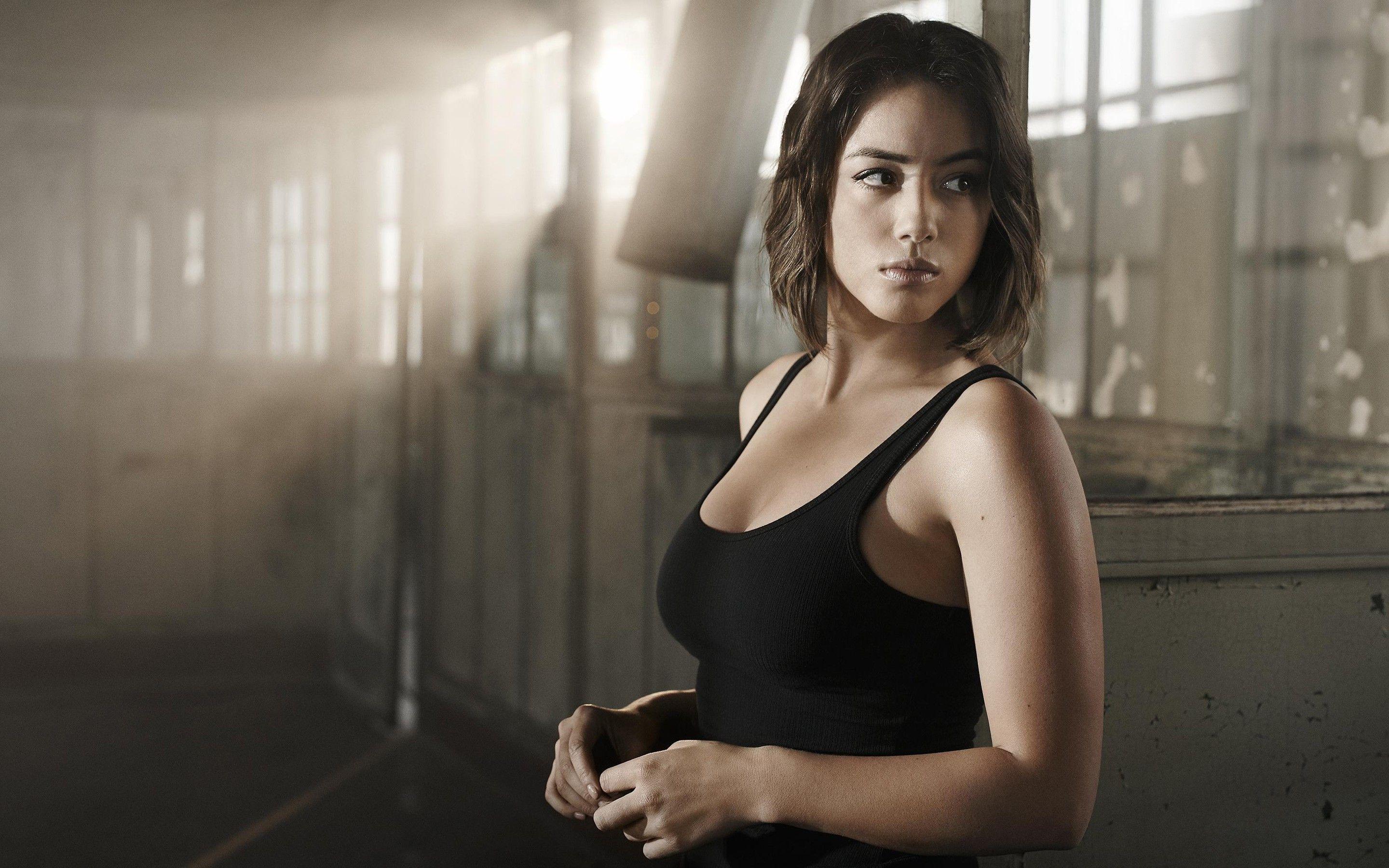 2880x1800 daisy Johnson, Chloe Bennet, Actress, Celebrity, Brunette, Looking
