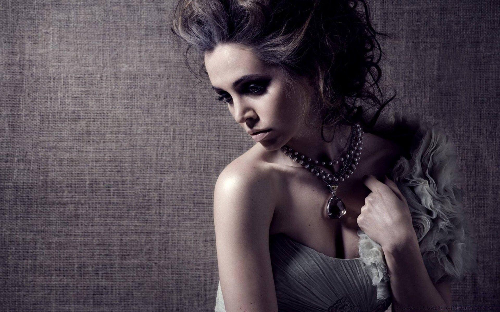 1920x1200 Elegant Woman