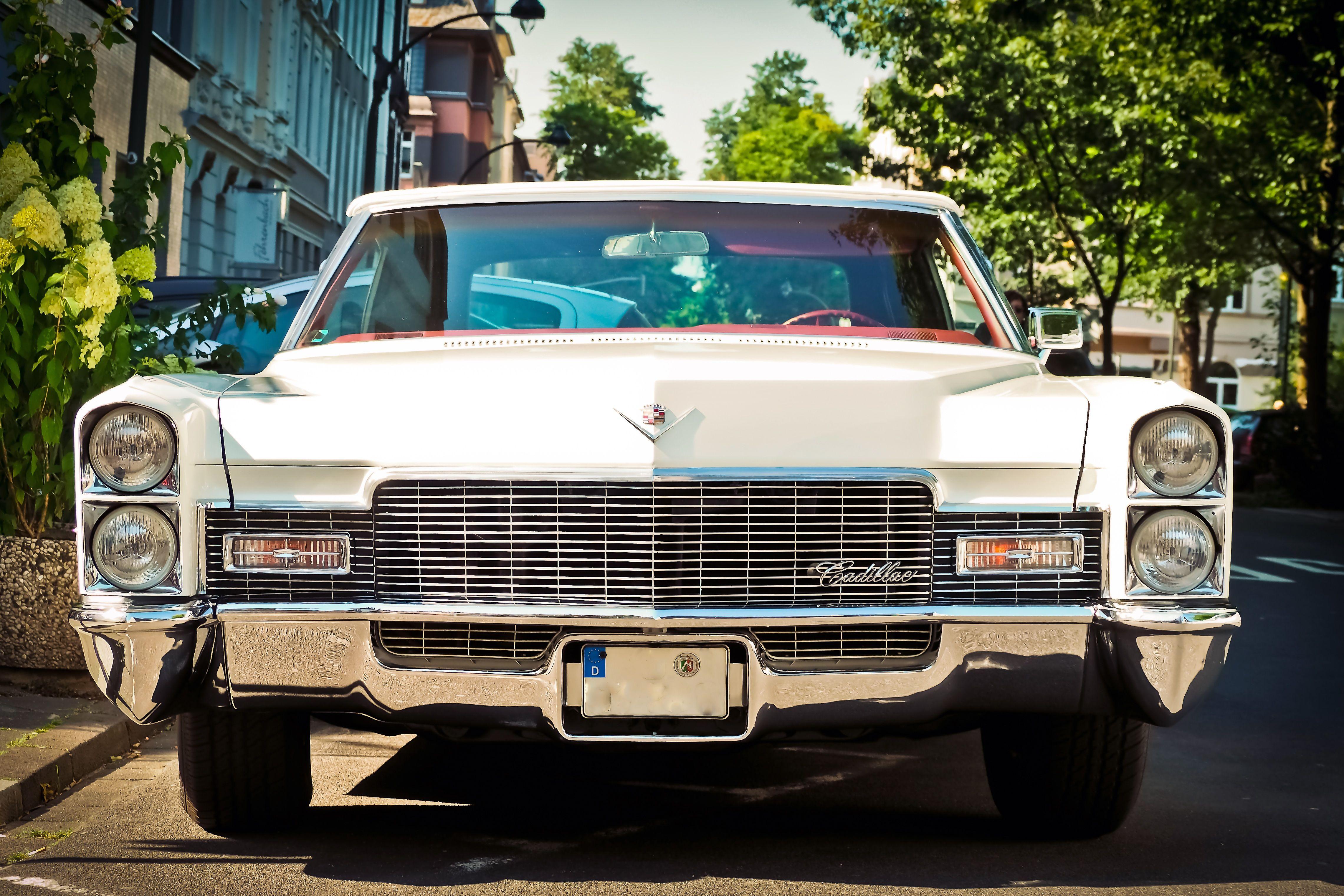 4563x3042 Cadillac Classic Car · Free