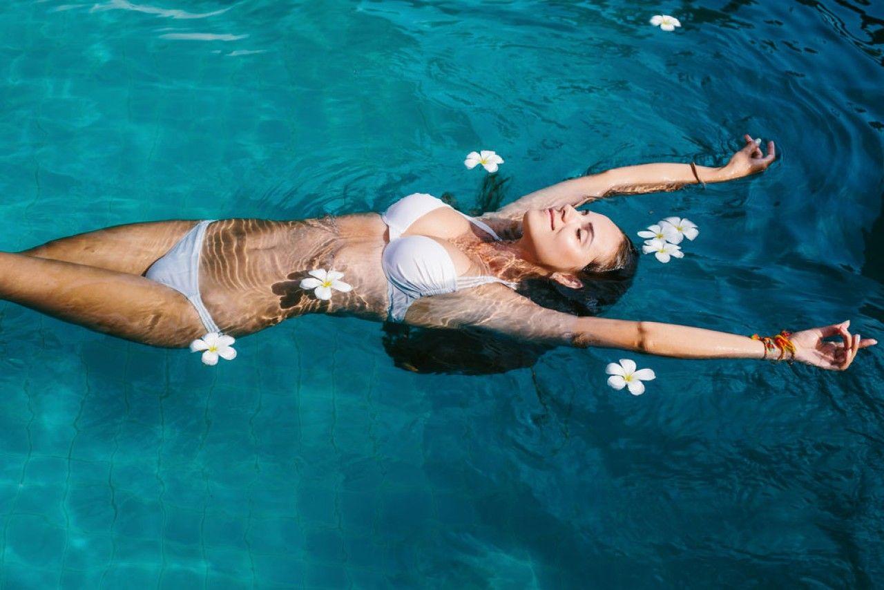 1280x854 Beautiful Women Relaxing Luxury Poolside Girl Summer luxury