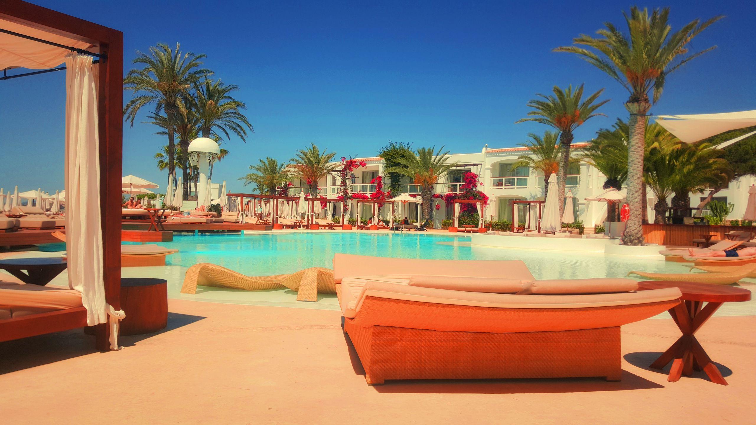 2560x1440 Download wallpaper 2560x1440 resort, hotel, pool, relaxation