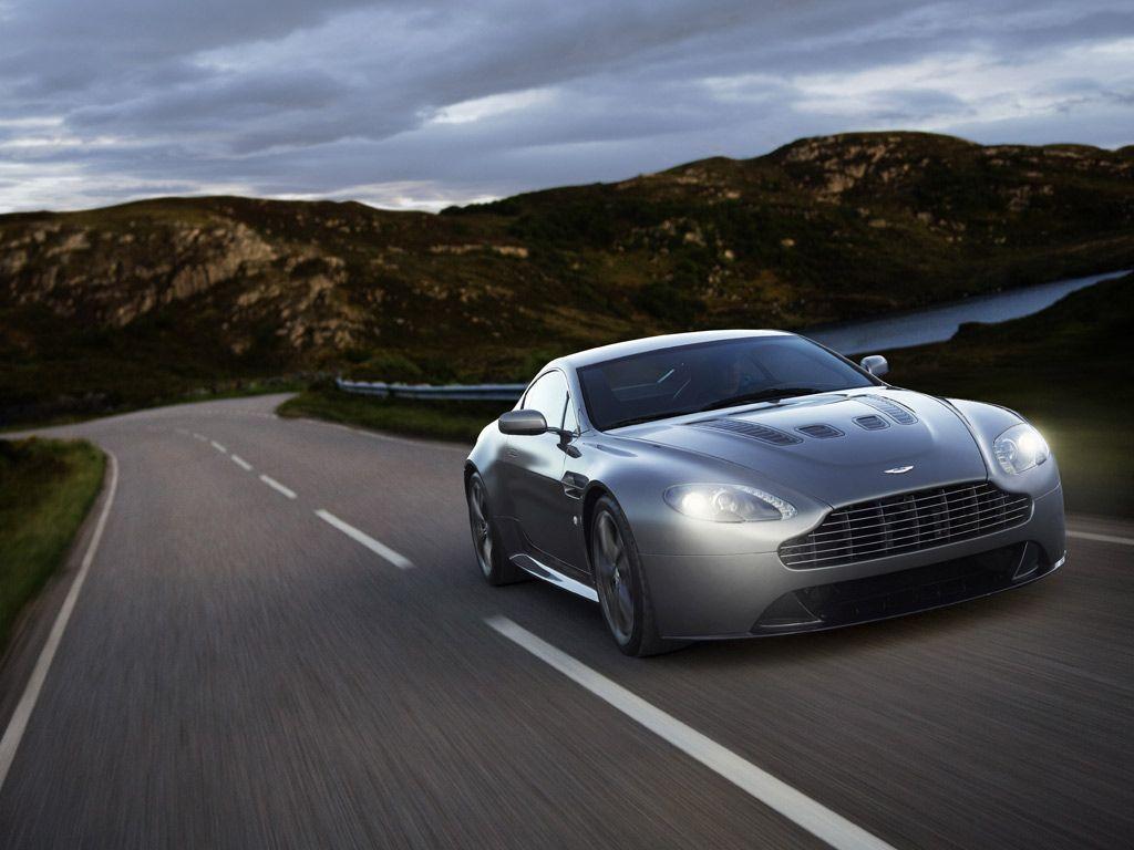 1024x768 Free download Aston Martin V12 Vantage Wallpaper and Background