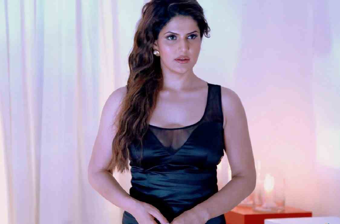 1124x741 Zarine Khan Hot HD Wallpaper