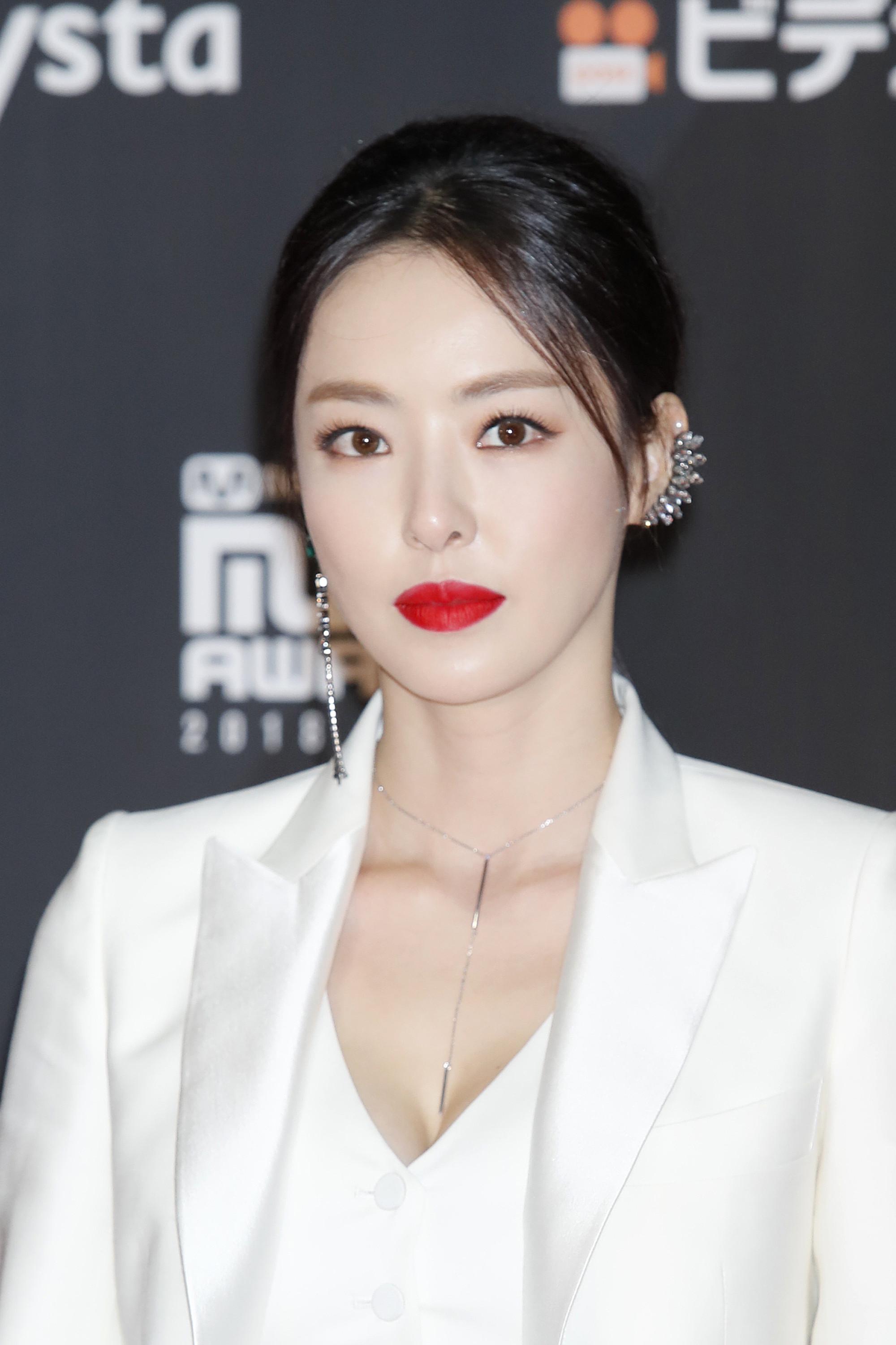 2000x3000 Lee Da Hee Wallpaper