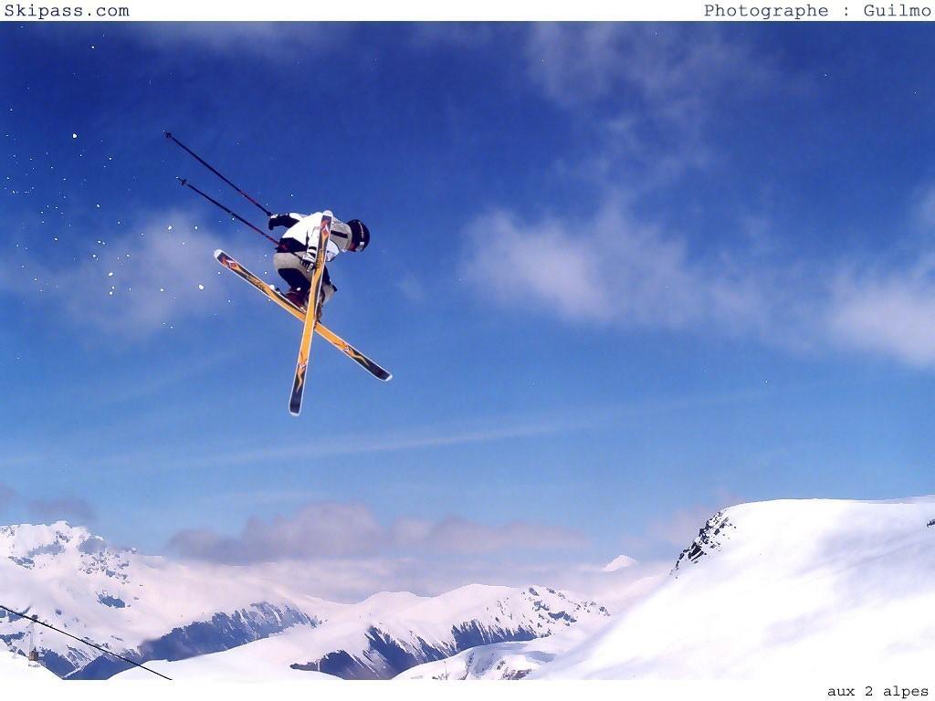 1024x768 Cool Skiing Wallpaper