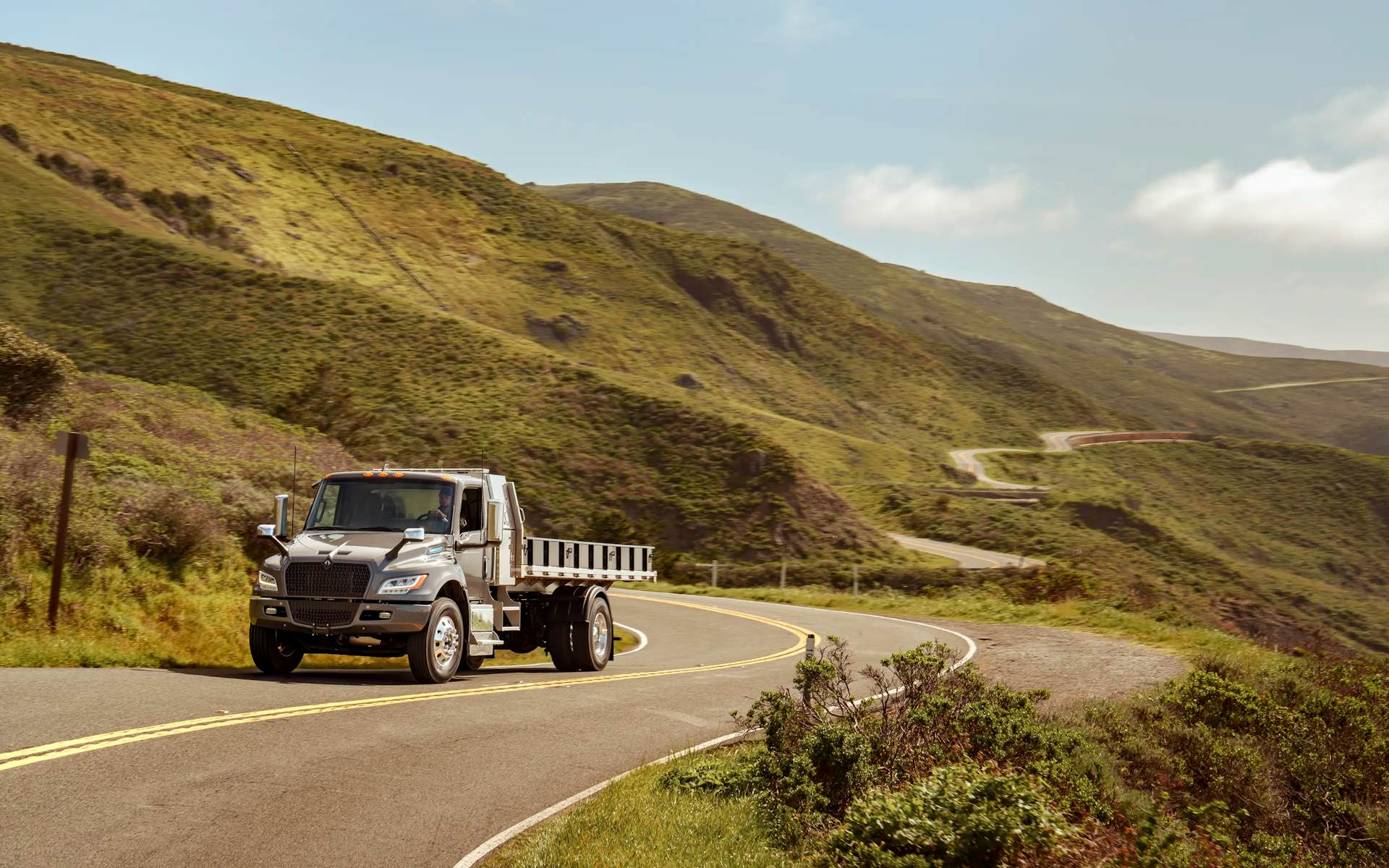 1920x1200 Commercial Trucks, Buses, Engines & Parts. International®