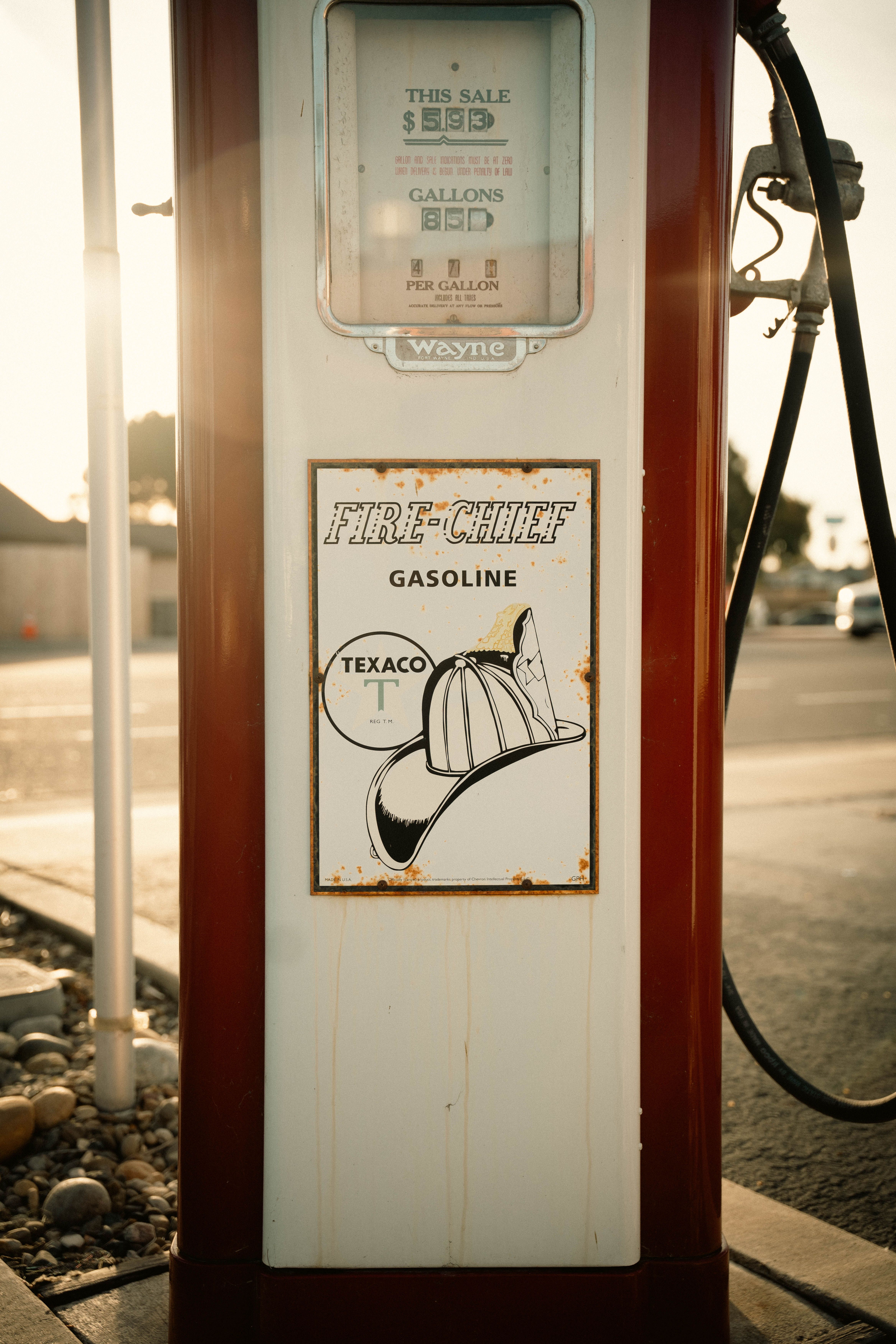 4672x7008 Vintage Texaco Gas Pump at Sunset · Free