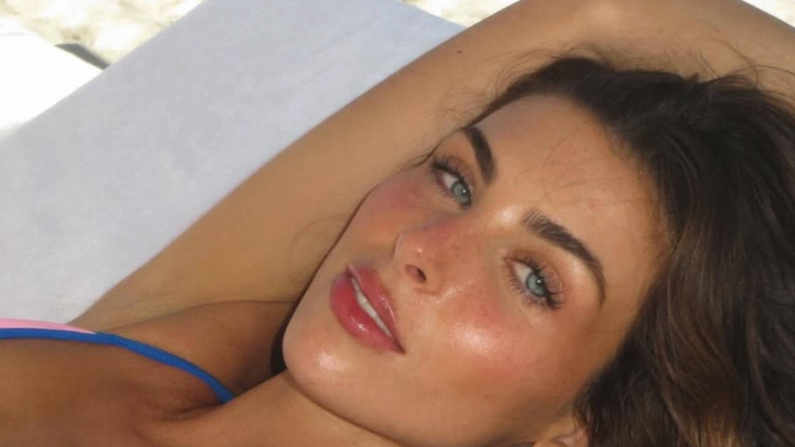 2560x1440 Tommy Paul's Fiancee Paige Lorenze Sizzles In Pink Swimsuit