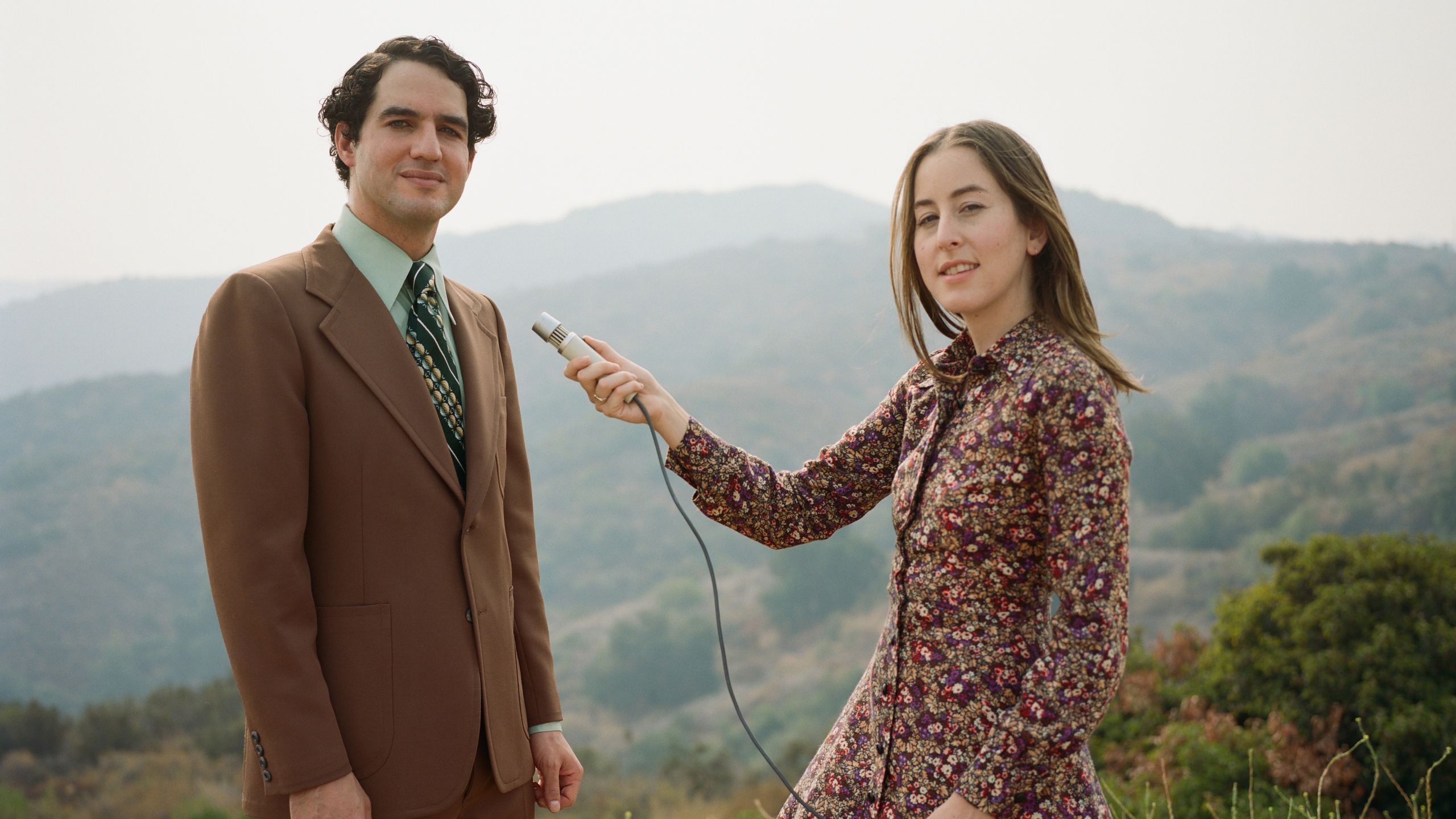2560x1440 Benny Safdie Talks With Joel Wachs, Whom He Plays In 'Licorice Pizza, ' About Life in the Closet in '70s LA