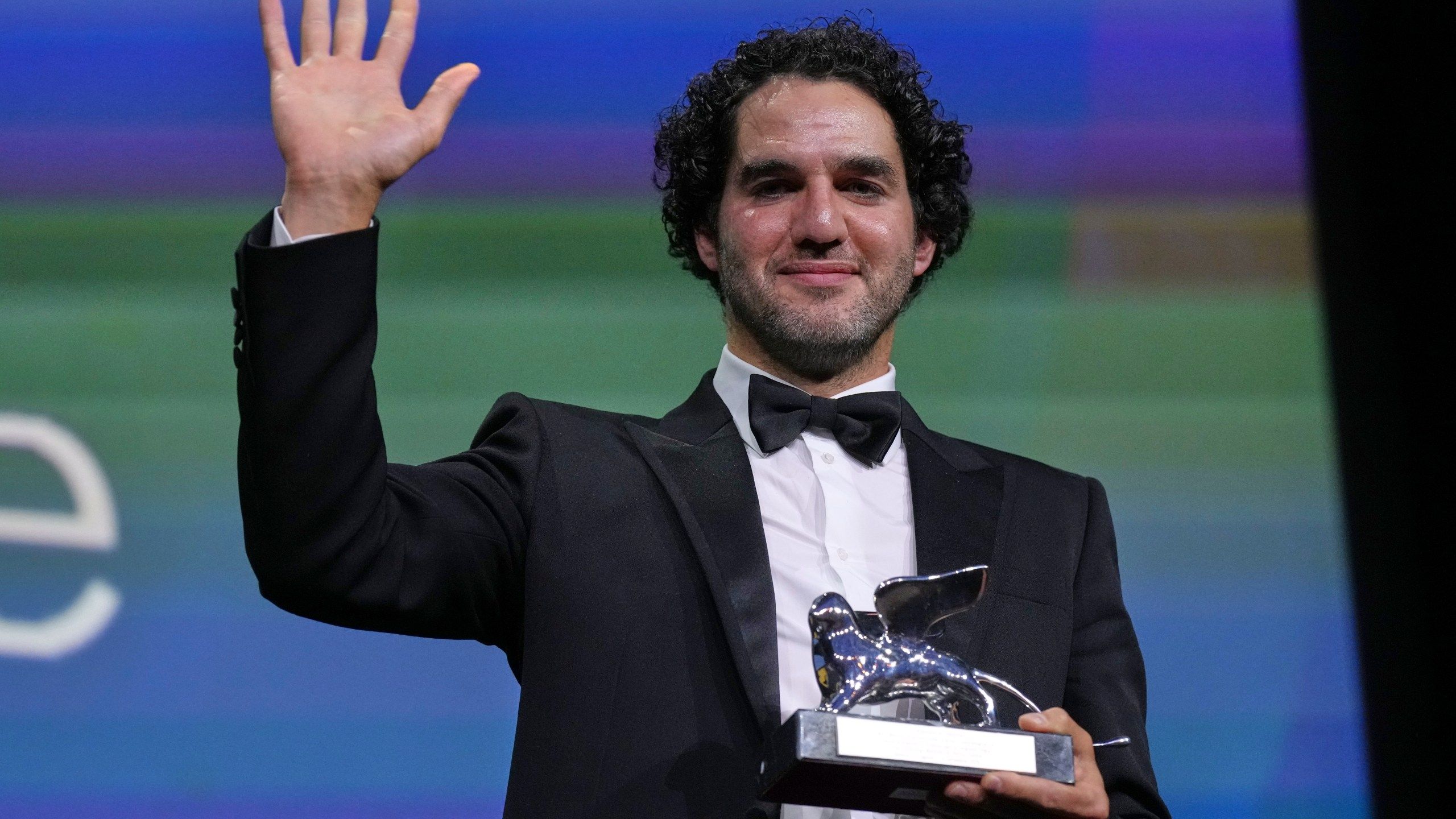 2560x1440 Father Mother Sister Brother' wins top prize at the Venice Film Festival