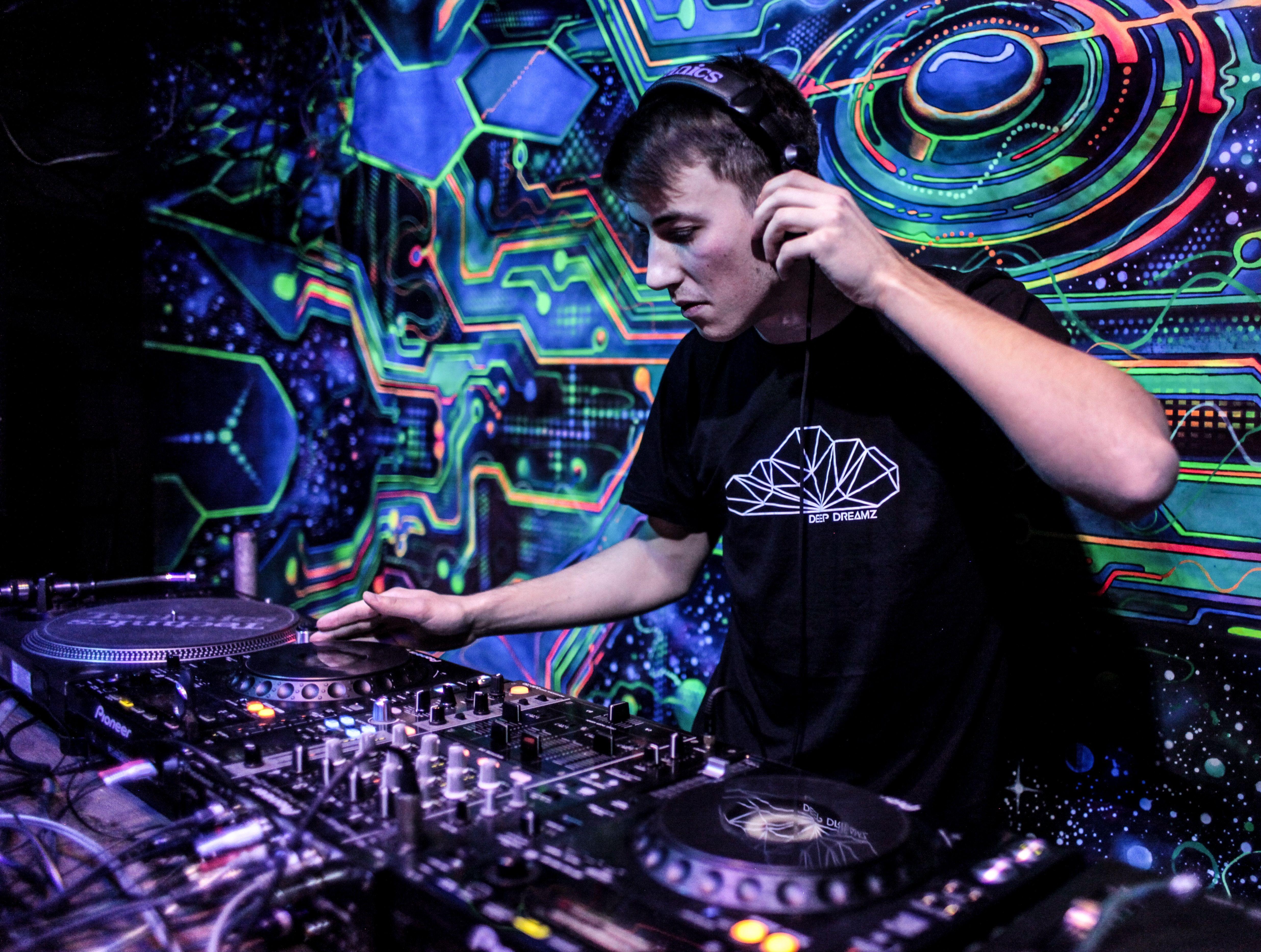 4944x3733 DJ Wallpaper