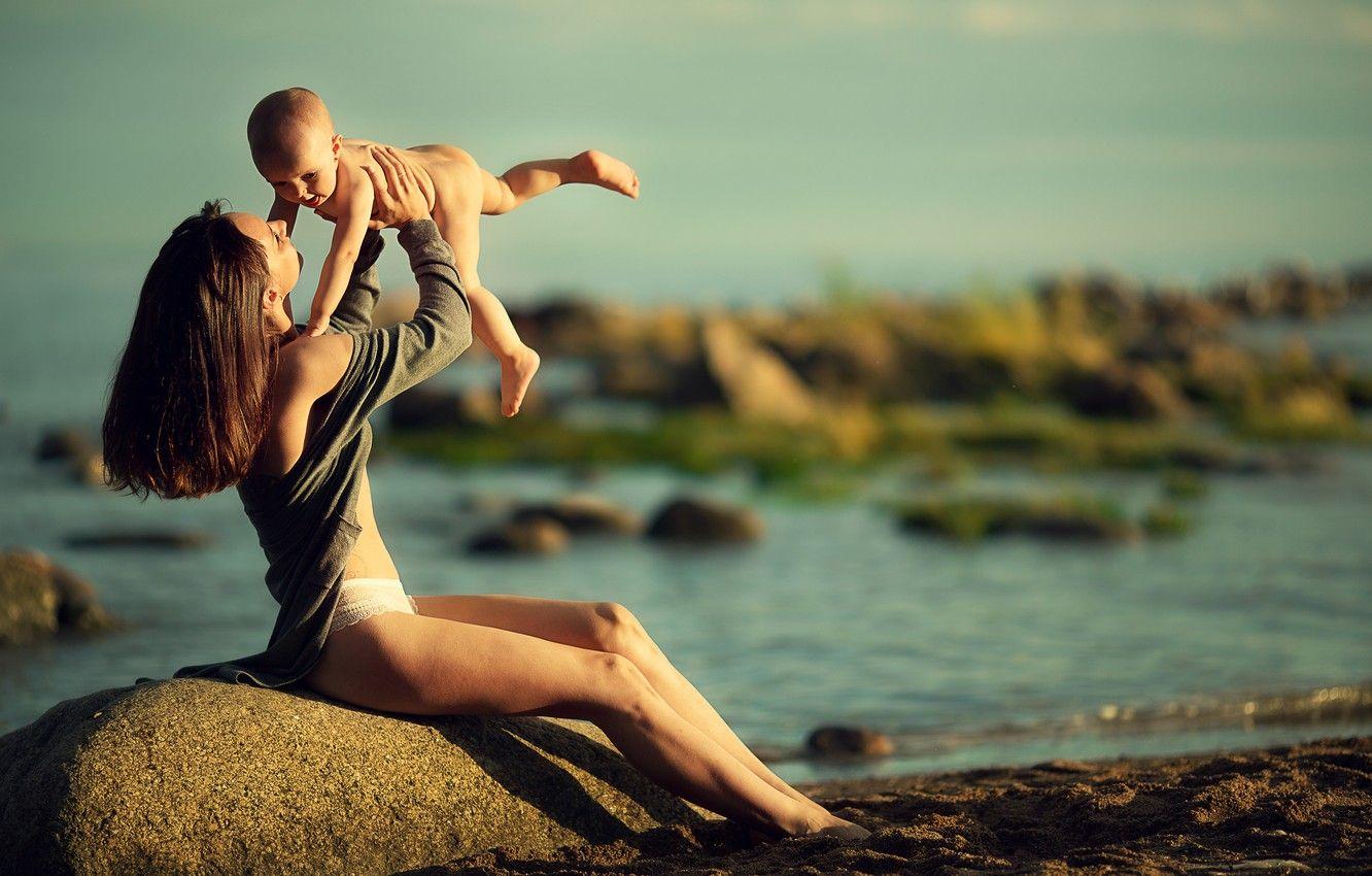 1332x850 Wallpaper sand, nature, stones, shore, woman, baby, mom, child, mother, motherhood, Marianne Smolin image for desktop, section настроения
